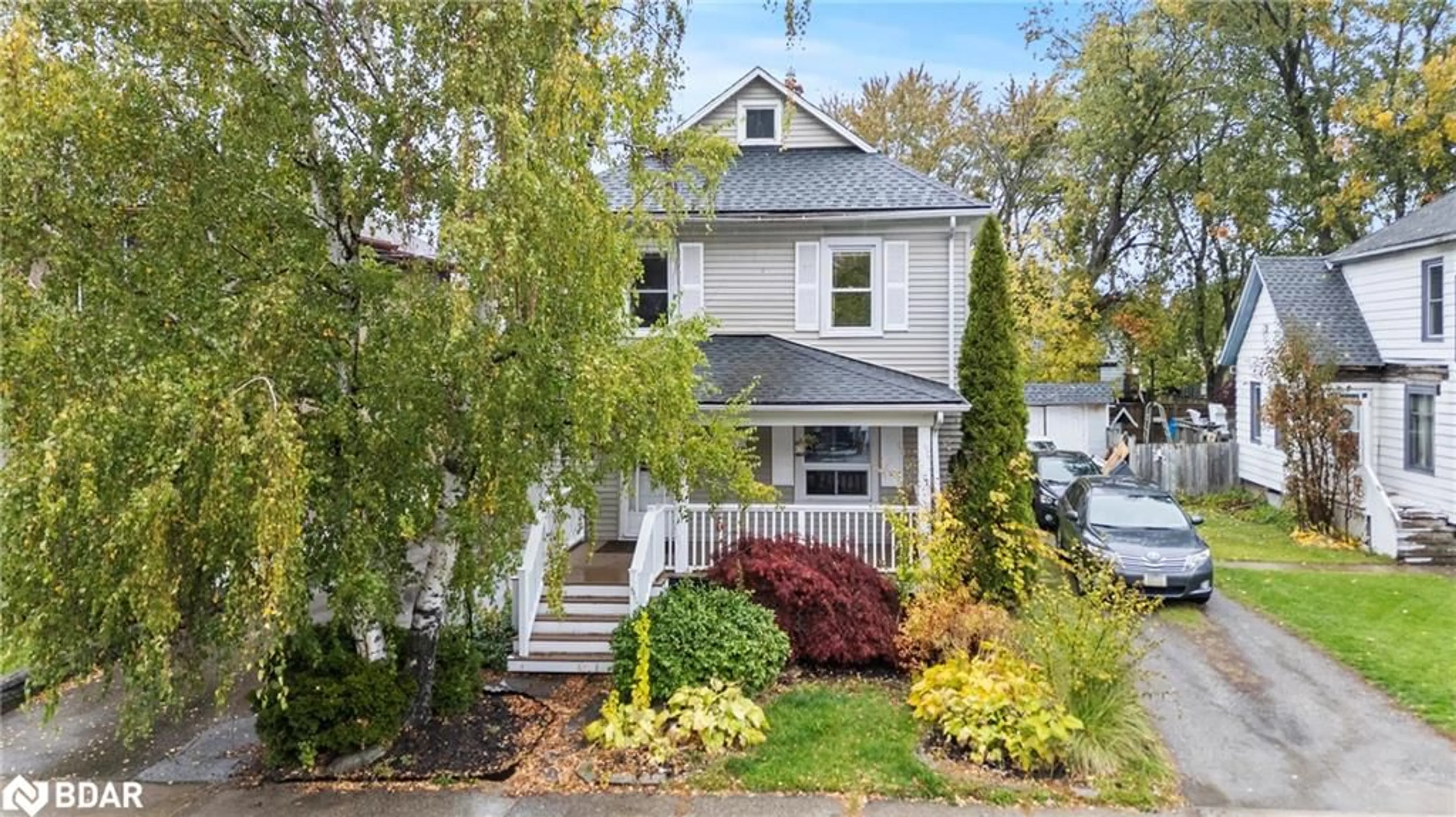 Home with vinyl exterior material, street for 16 Locust St, Welland Ontario L3C 4J2