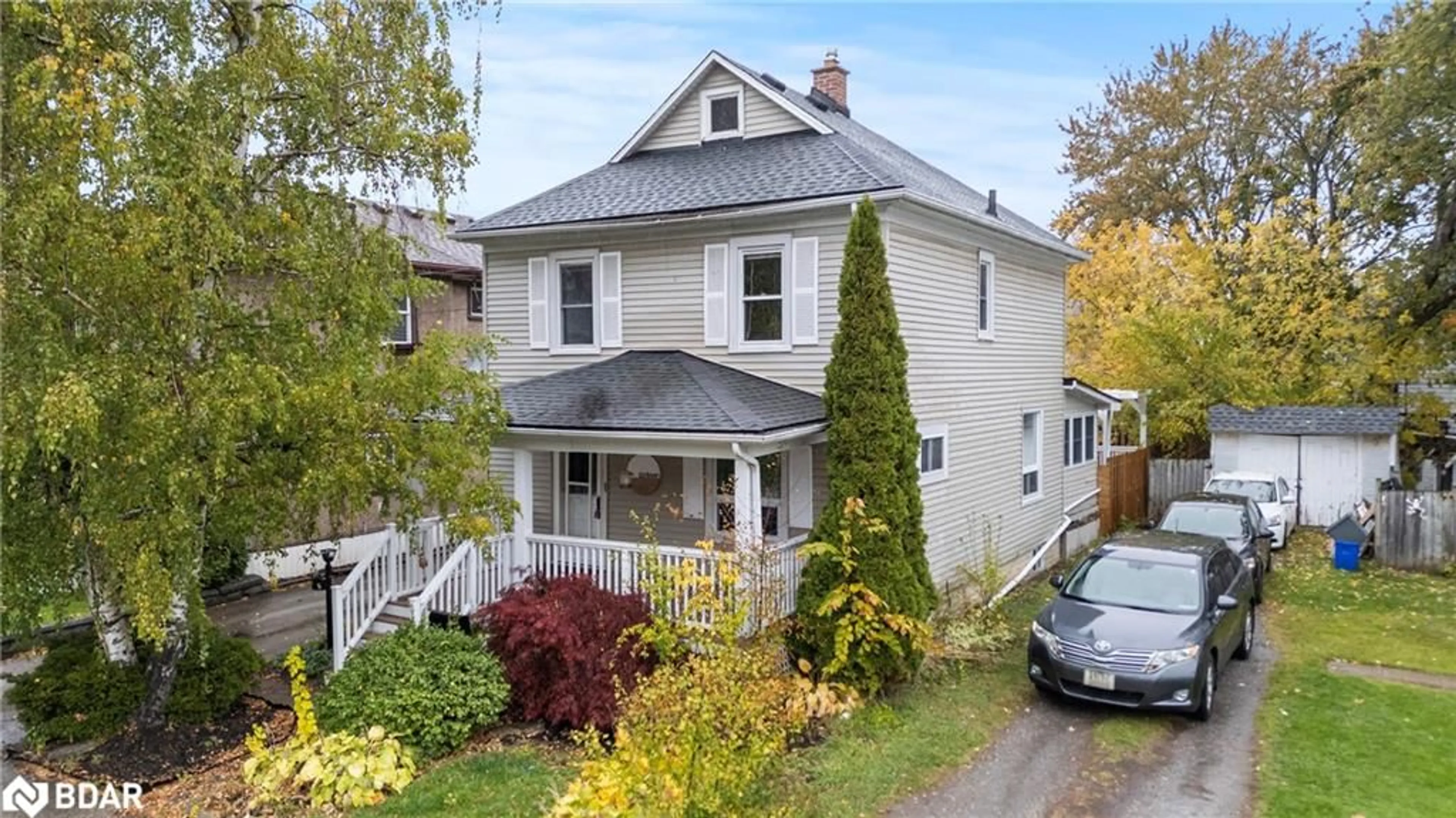 A pic from outside/outdoor area/front of a property/back of a property/a pic from drone, street for 16 Locust St, Welland Ontario L3C 4J2