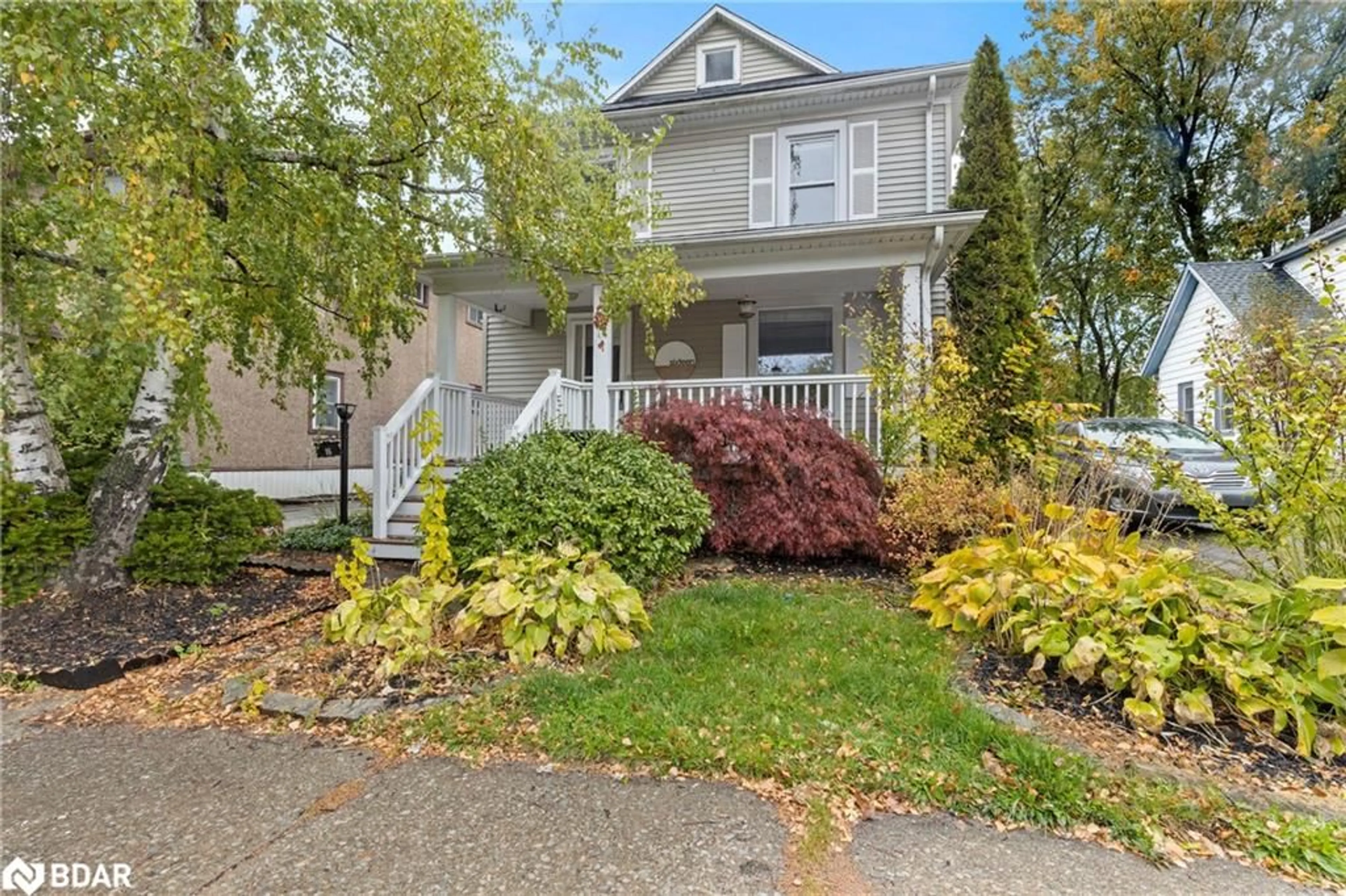 Home with vinyl exterior material, street for 16 Locust St, Welland Ontario L3C 4J2