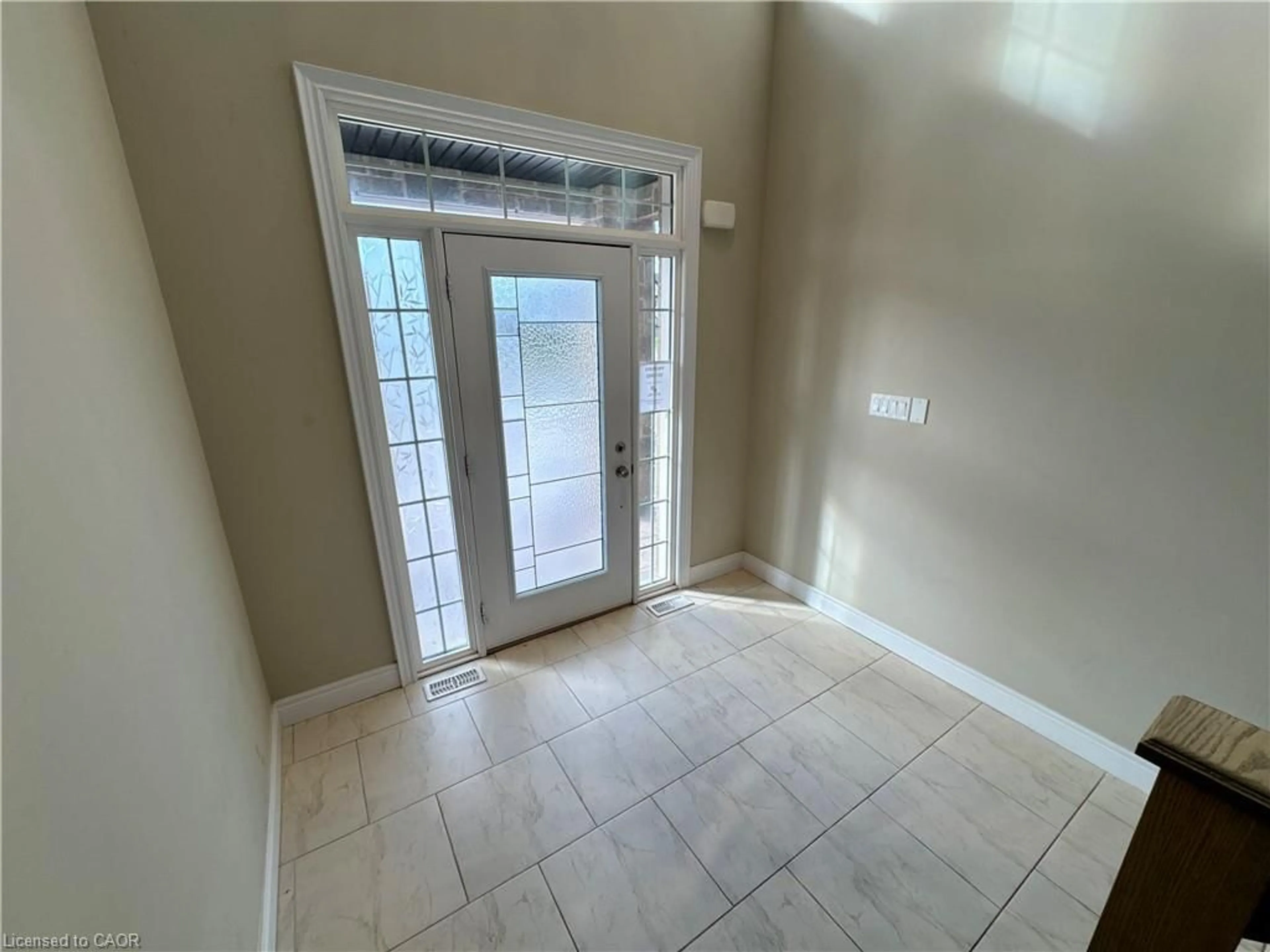 Indoor entryway for 185 1/2 Federal St, Stoney Creek Ontario L8E 1N8