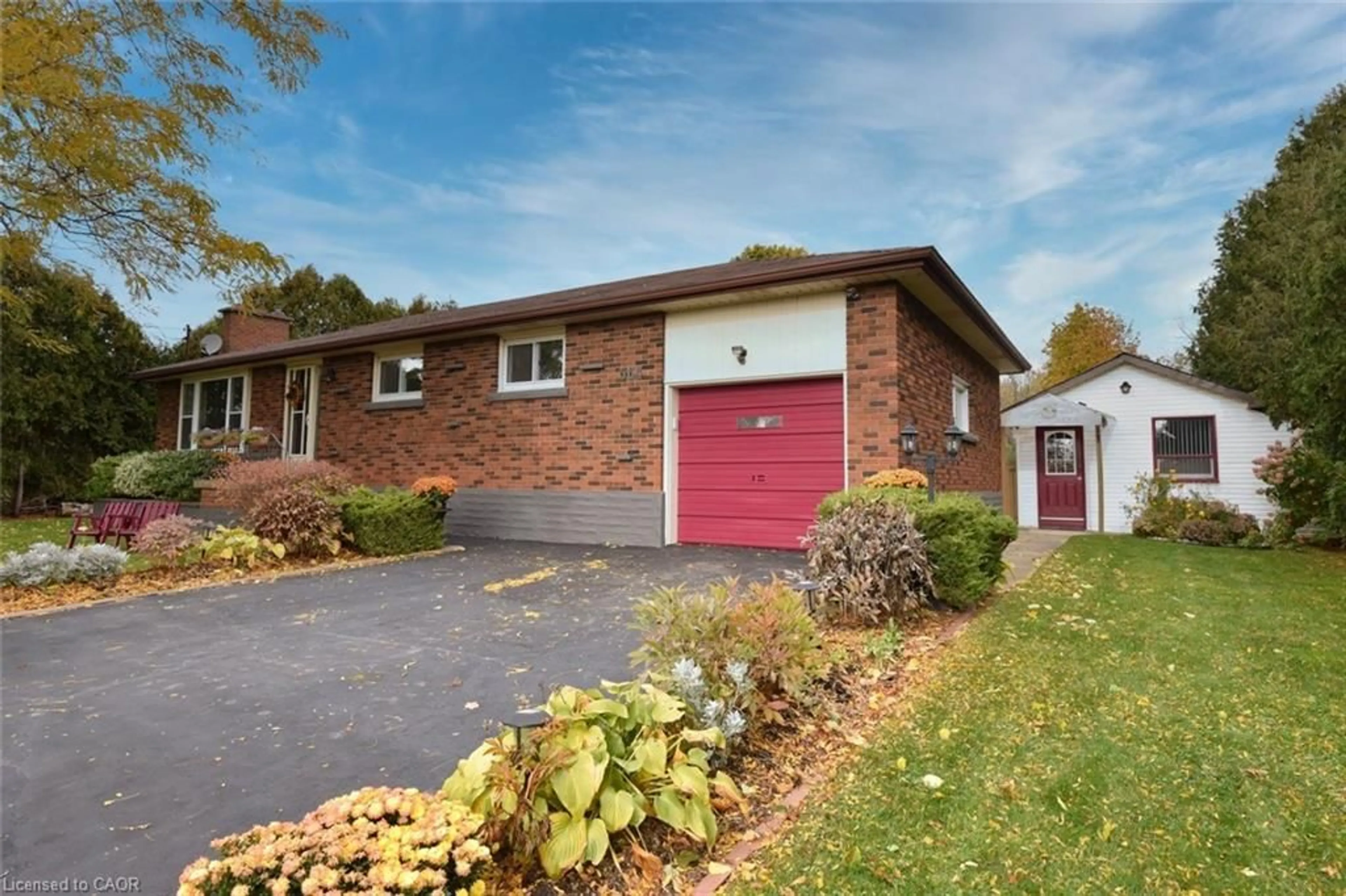 Home with brick exterior material, street for 564 Evans Rd, Waterdown Ontario L8B 0G7