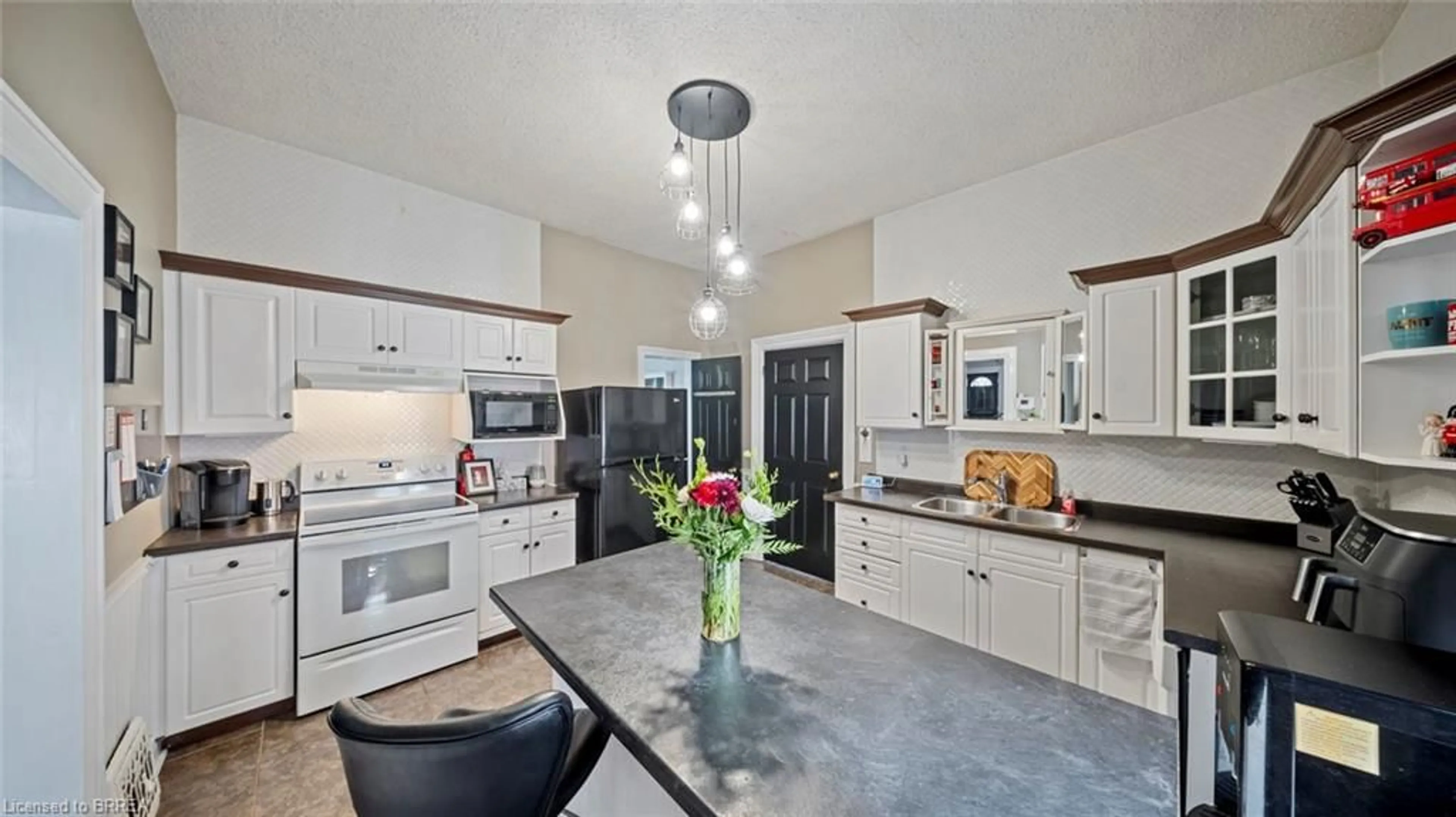 Open concept kitchen, ceramic/tile floor for 73 Superior St, Brantford Ontario N3S 2K5
