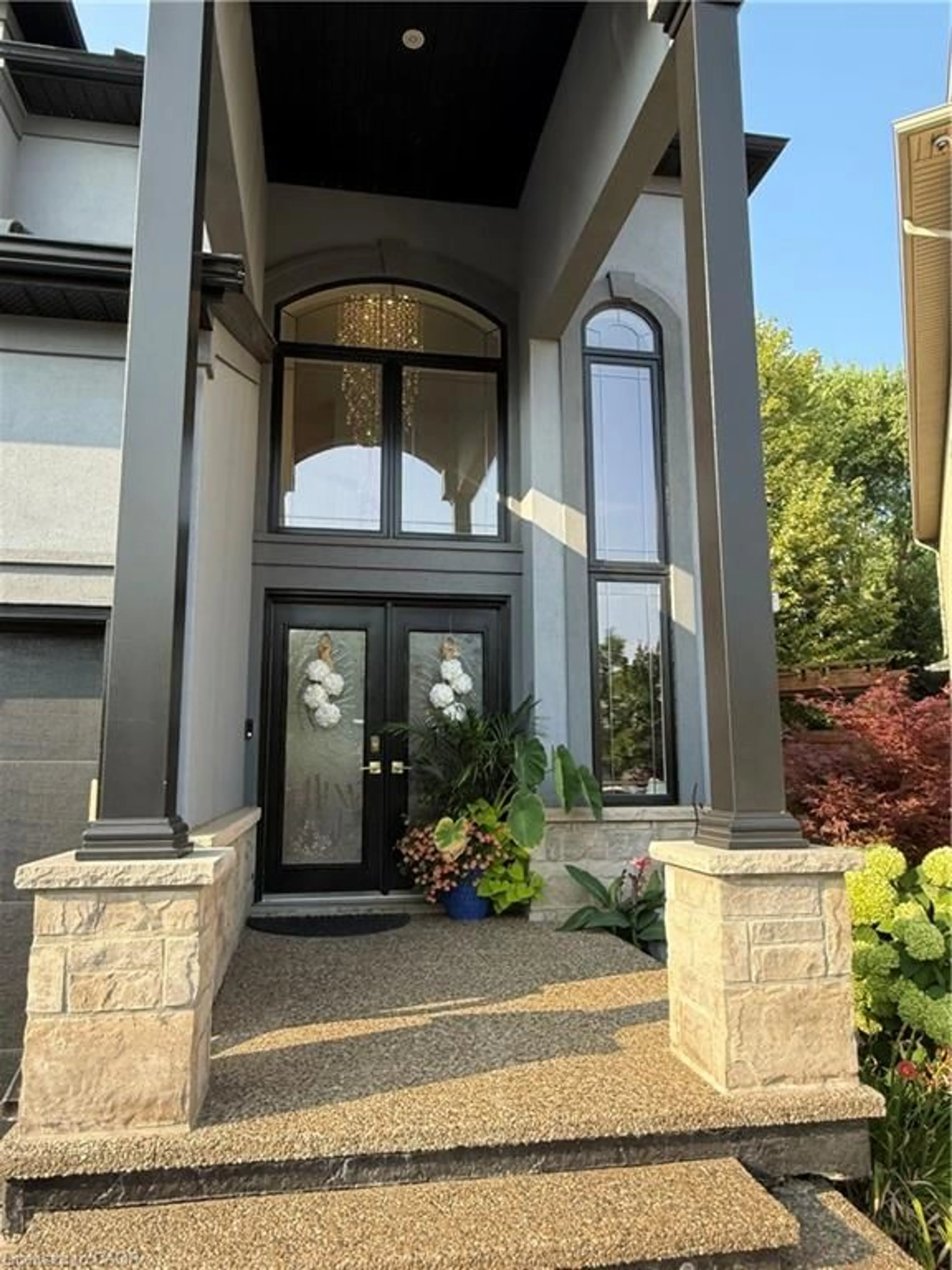 Indoor entryway for 11 Donatello Crt, Hamilton Ontario L9B 0C2