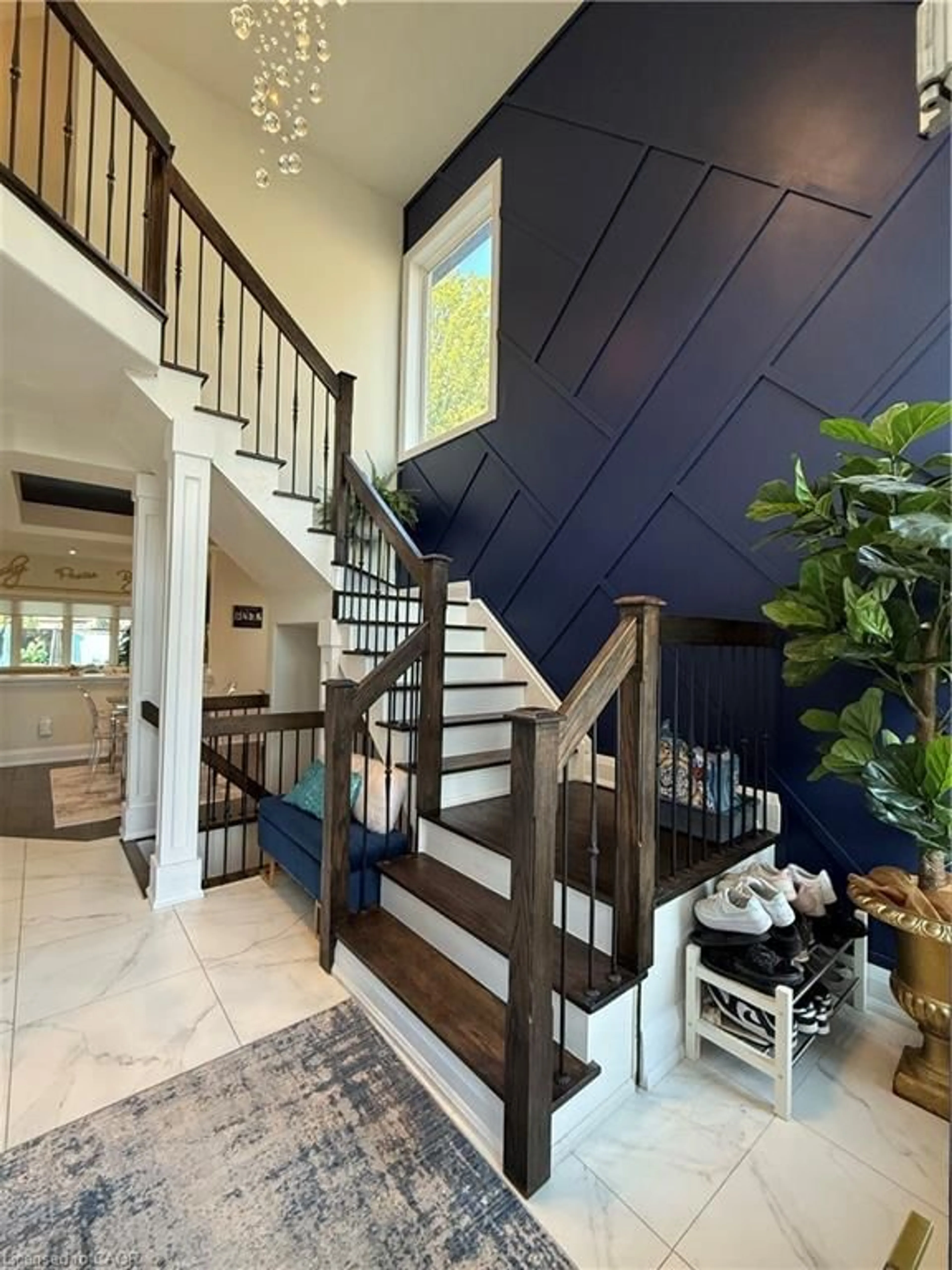 Indoor entryway for 11 Donatello Crt, Hamilton Ontario L9B 0C2