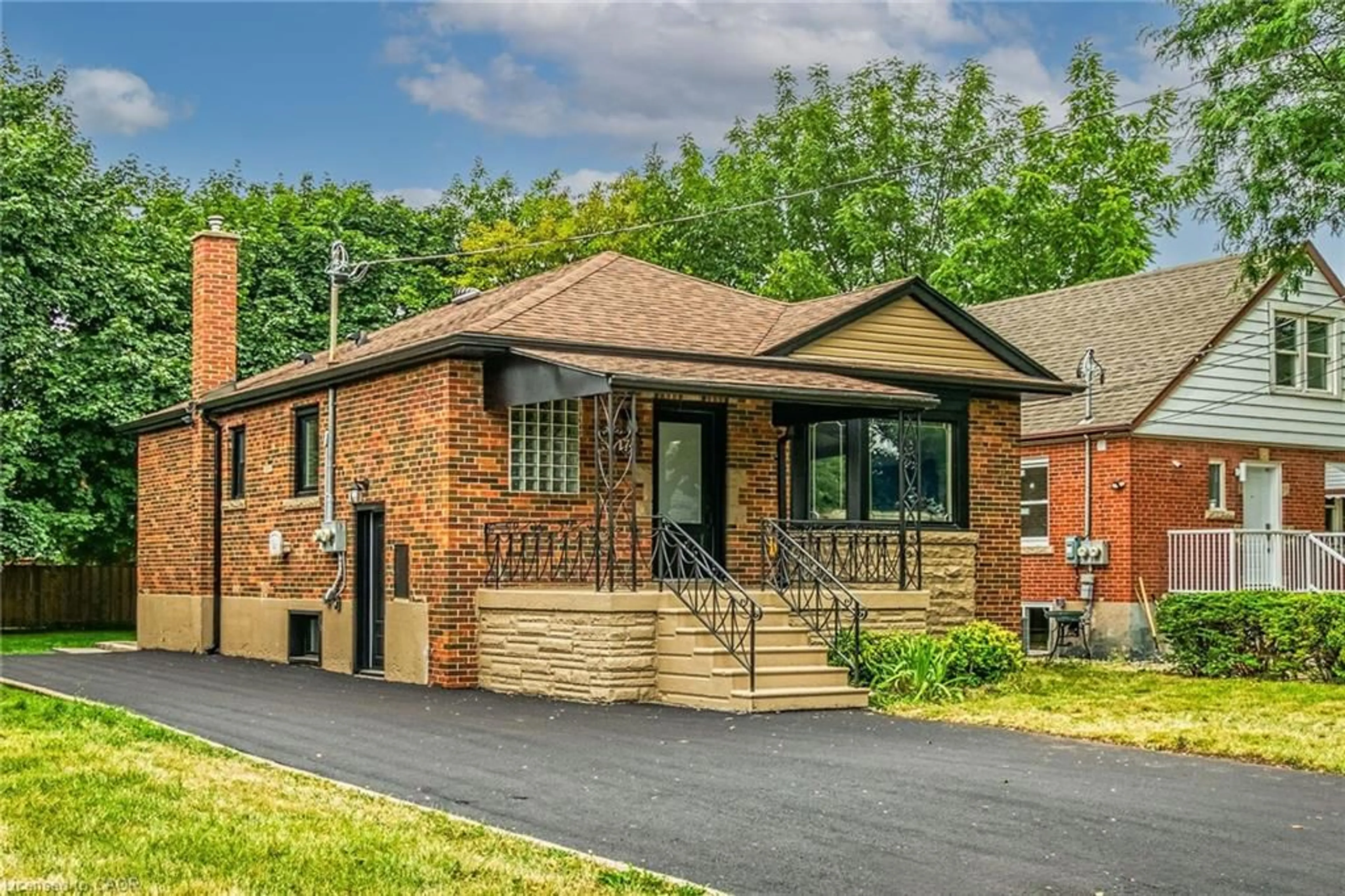 Home with brick exterior material, street for 174 East 34th St, Hamilton Ontario L8V 3W6