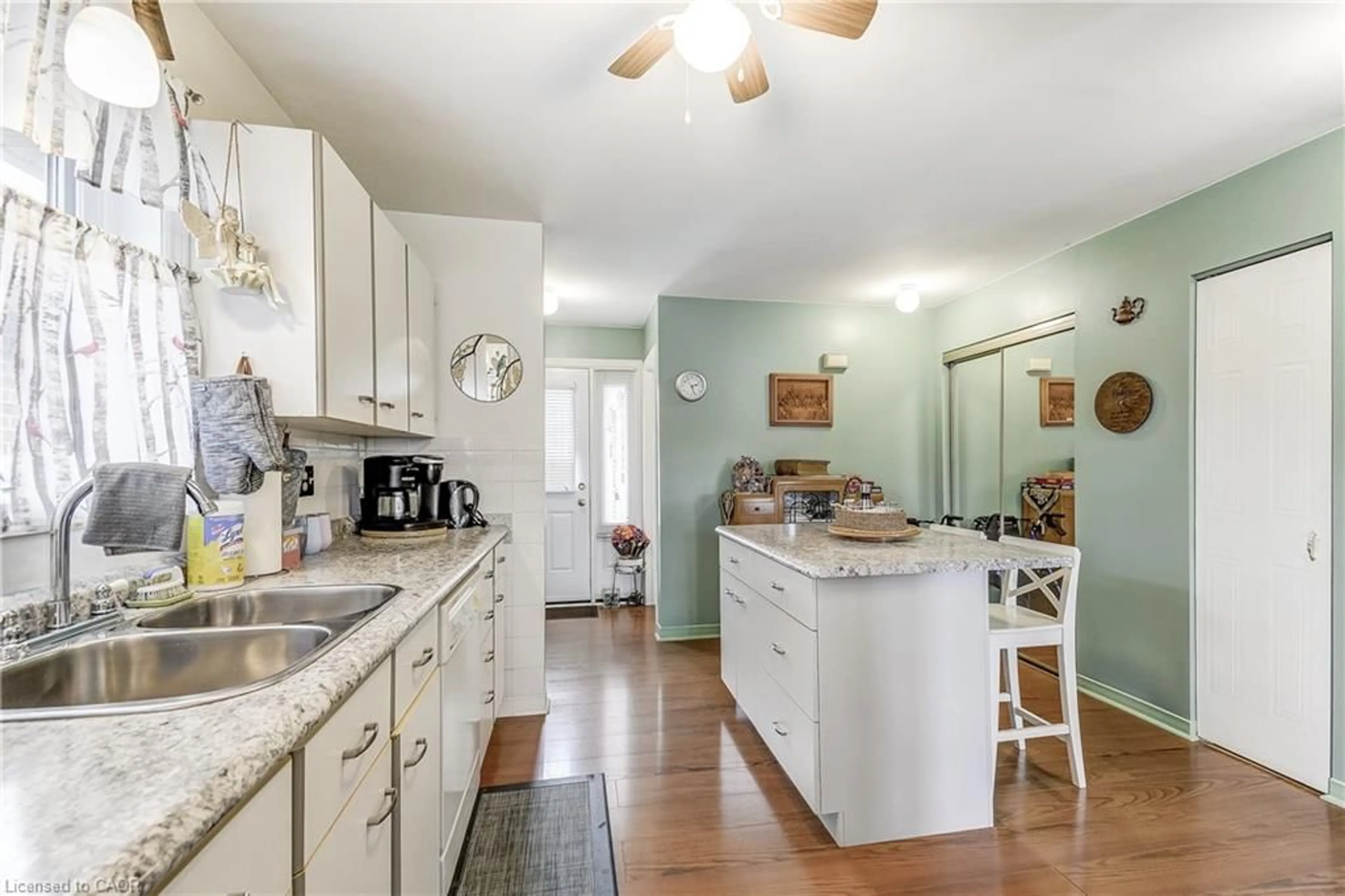 Open concept kitchen, ceramic/tile floor for 122 Bunting Rd #97, St. Catharines Ontario L2P 3X7