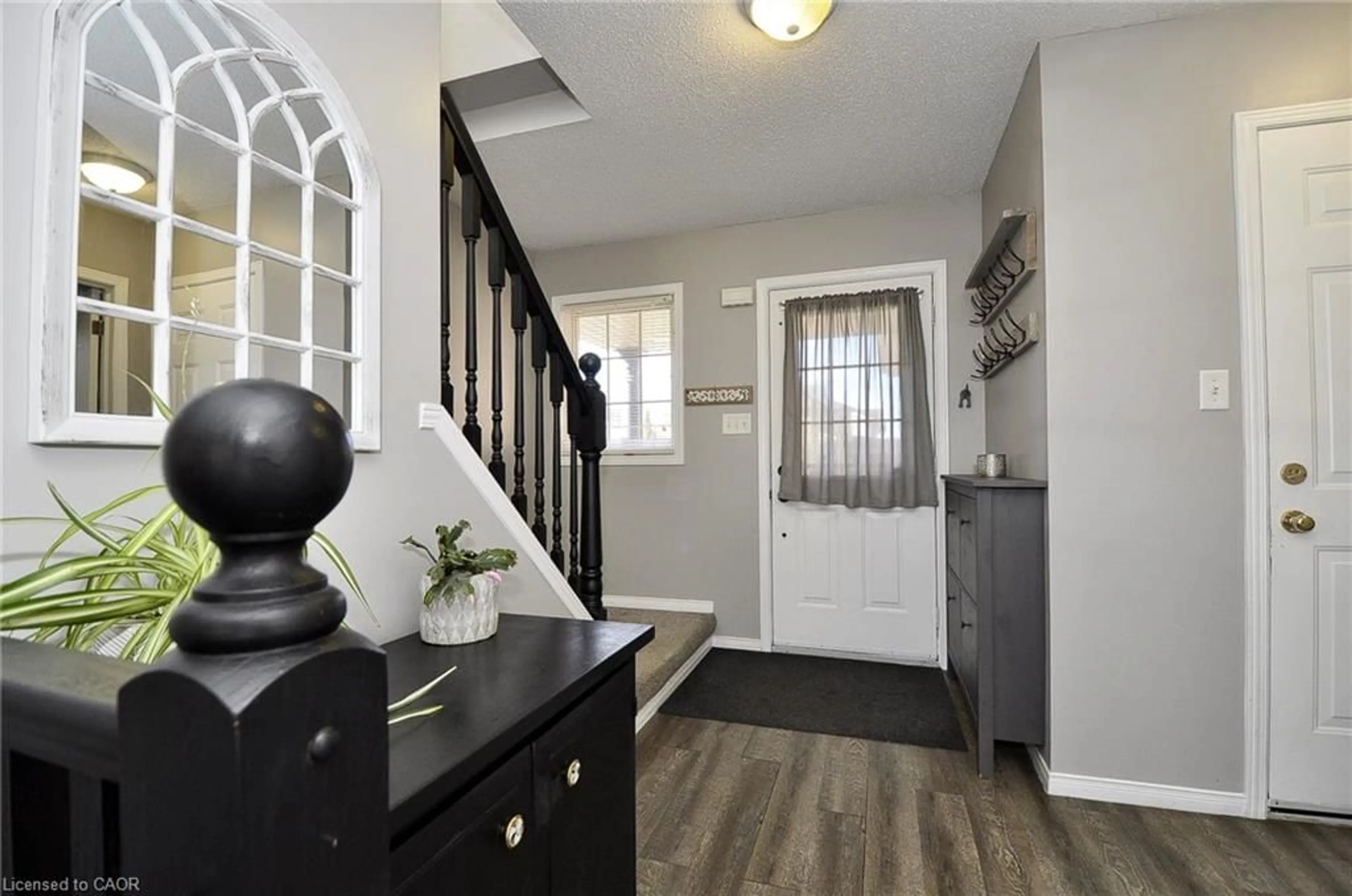 Indoor entryway for 104 Livingstone Cres, Cambridge Ontario N3H 5S8