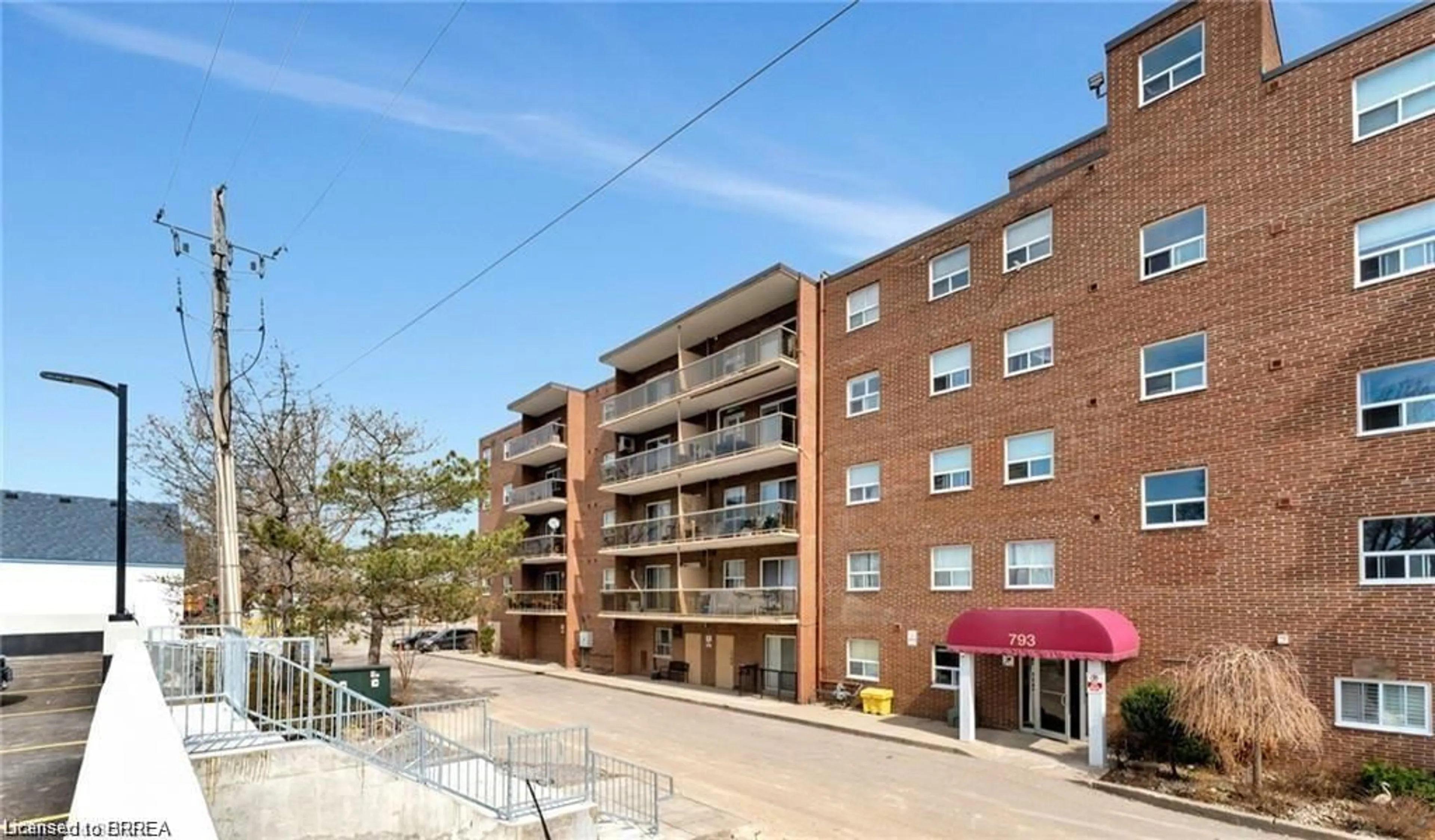 Patio, street for 793 Colborne St #207, Brantford Ontario N3S 7J3
