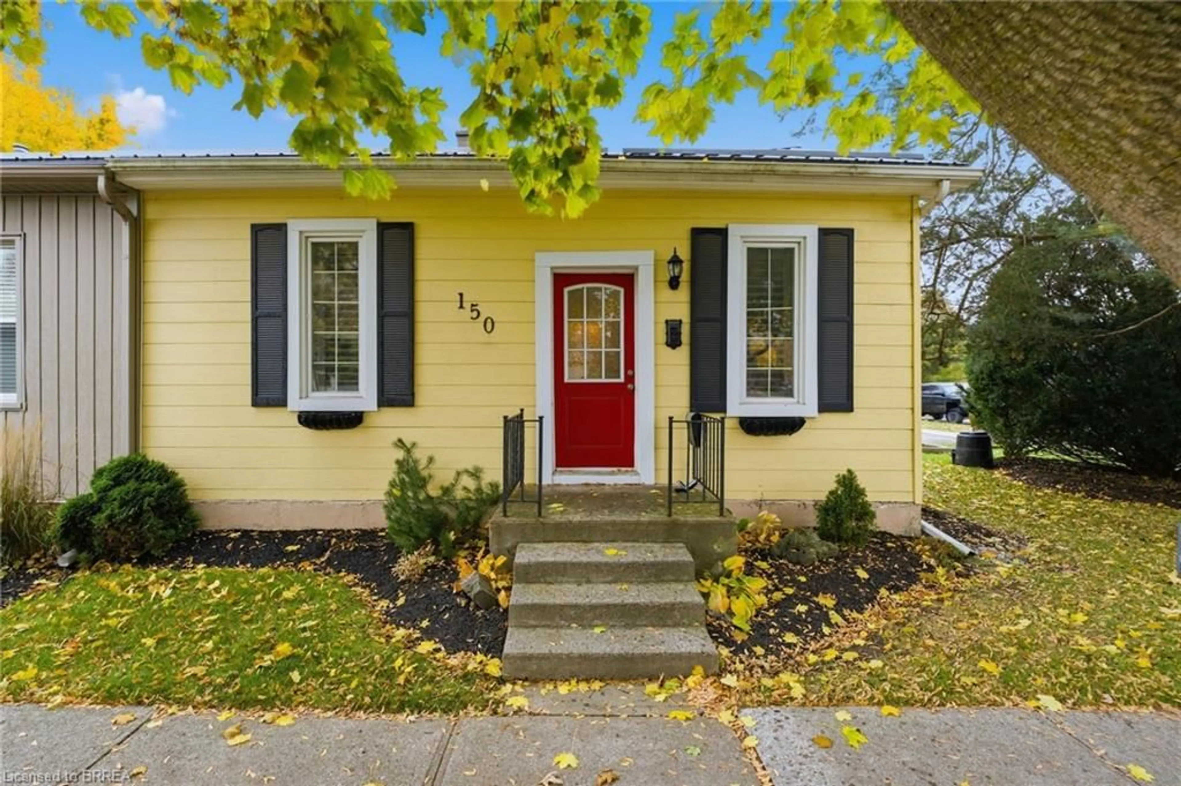 Home with vinyl exterior material, street for 150 Catharine Ave, Brantford Ontario N3T 1Y6