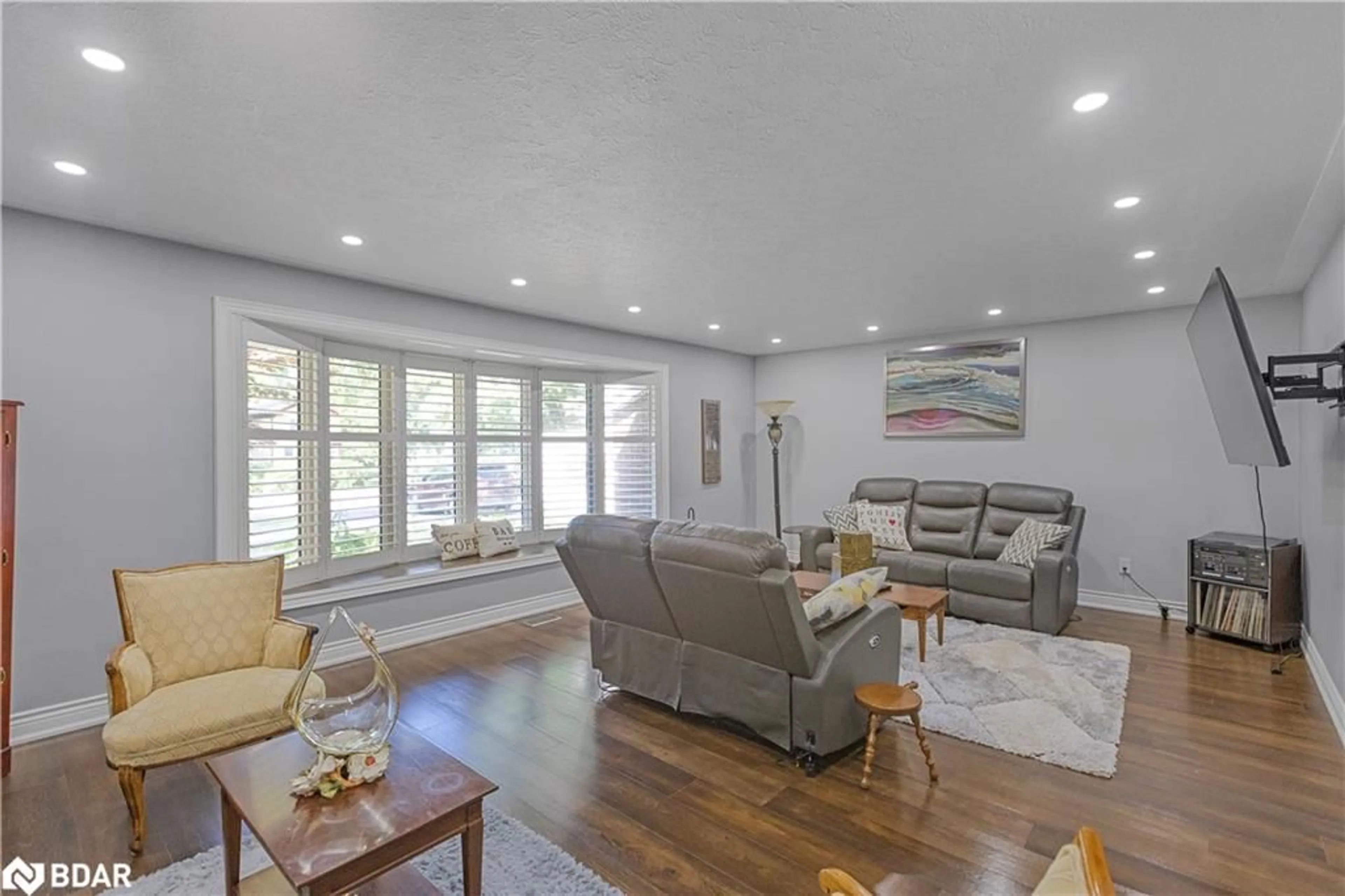 Living room with furniture, wood/laminate floor for 87 Tutela Heights Rd, Brantford Ontario N3T 1A4