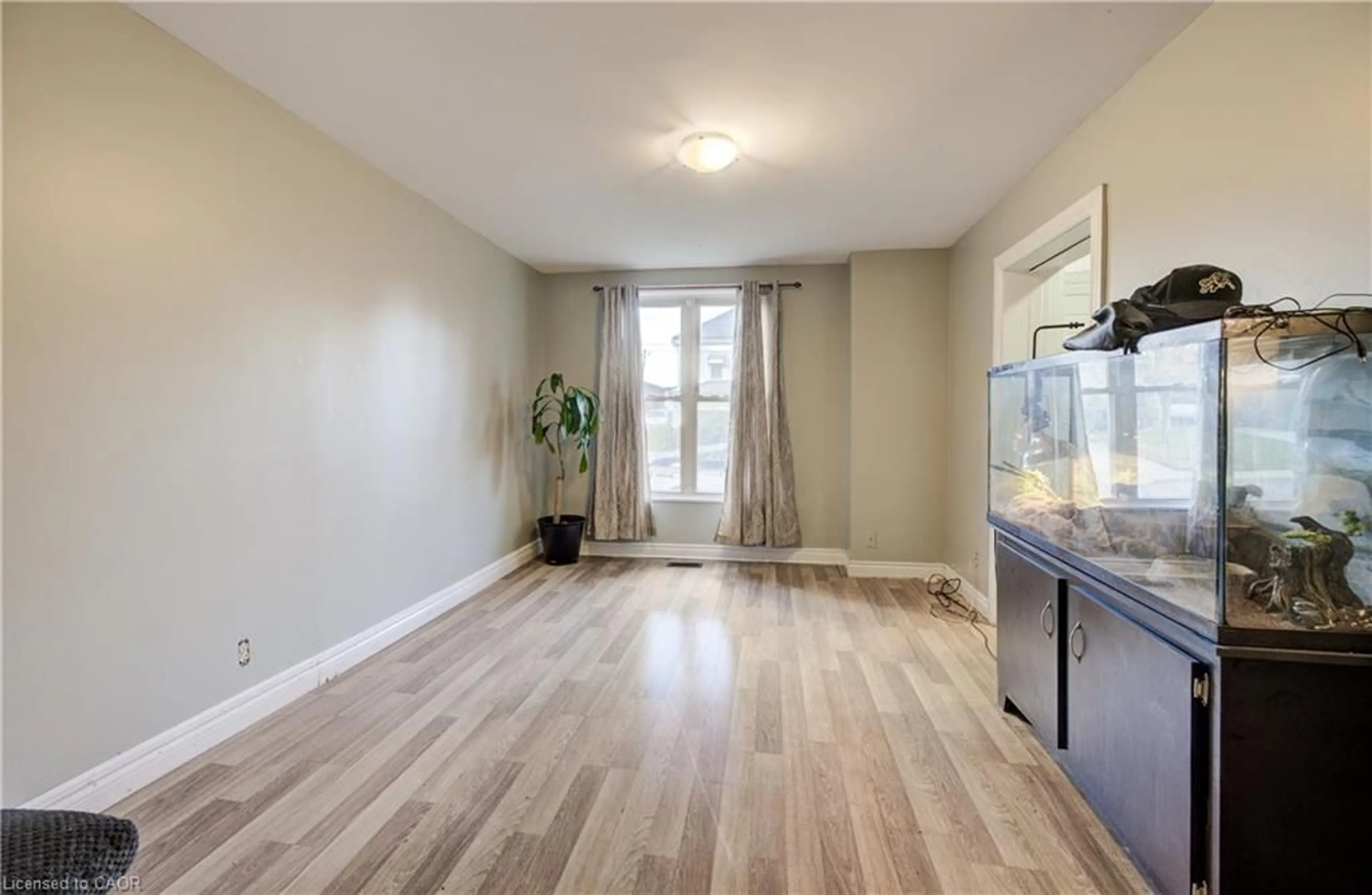 A pic of a room for 82 Simcoe St, Hamilton Ontario L8L 3N4