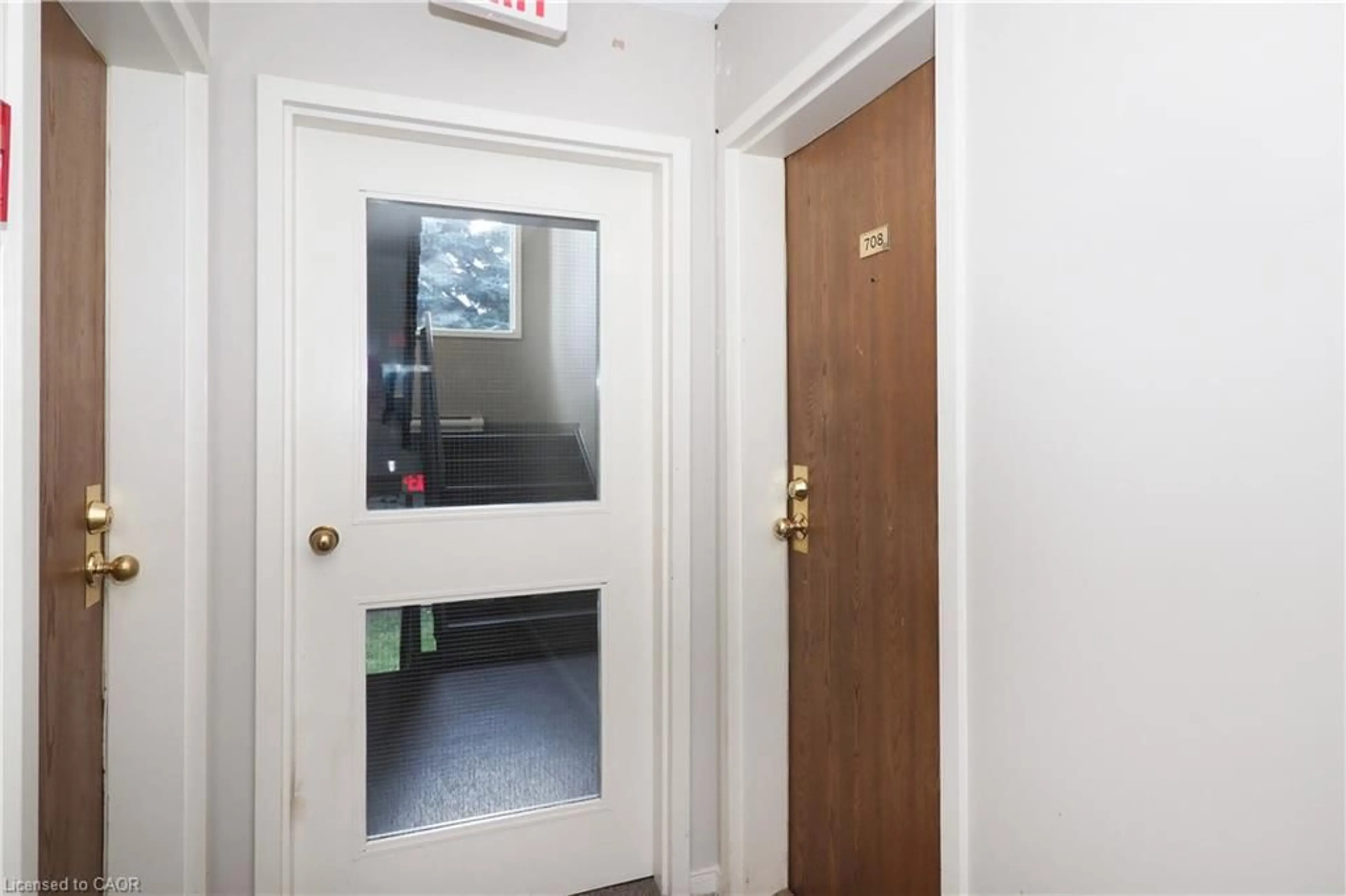 Indoor foyer for 565 Greenfield Ave #708, Kitchener Ontario N2C 2P5