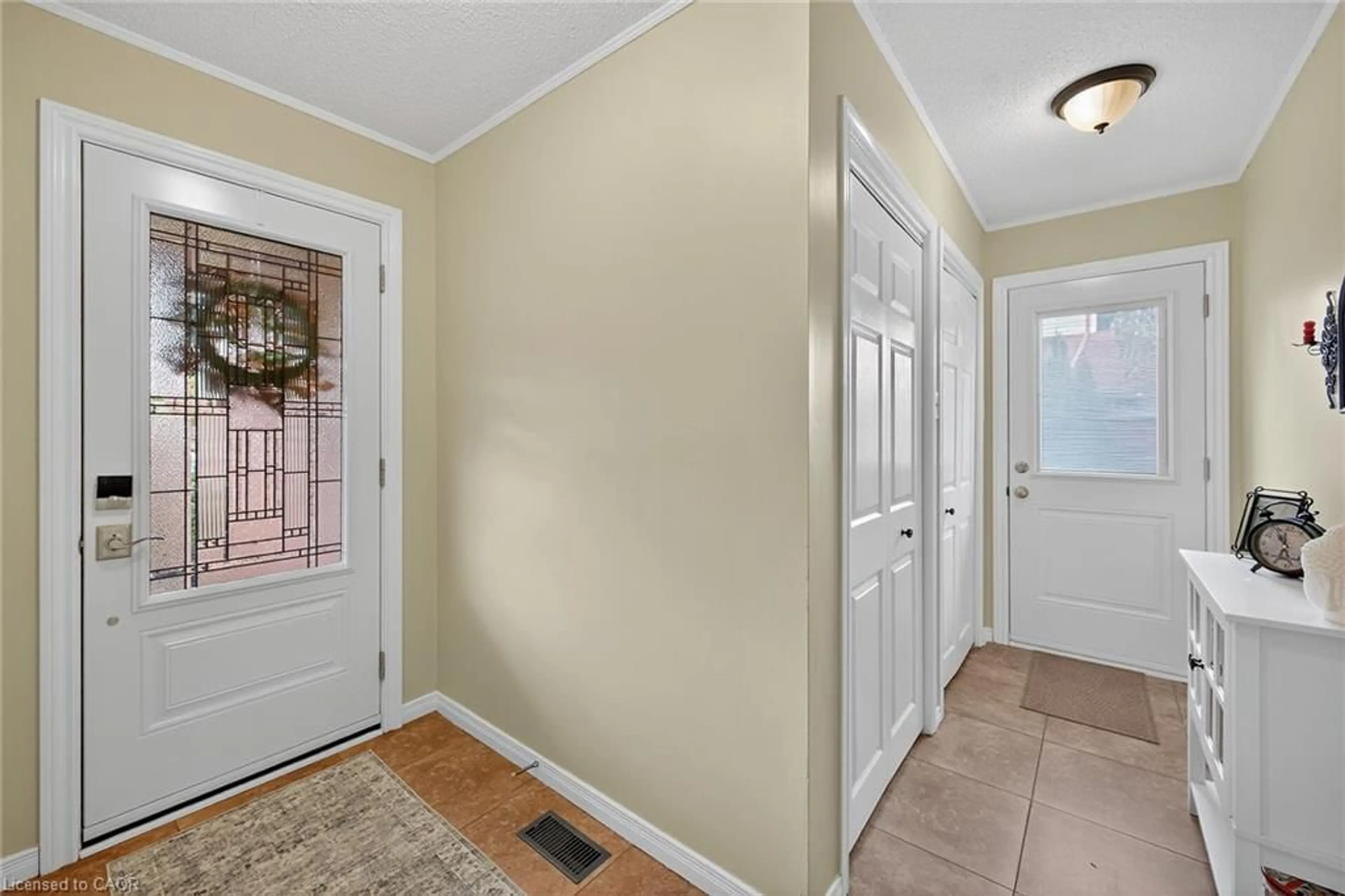 Indoor entryway for 41 Balmoral Crt, Caledonia Ontario N3W 1E6