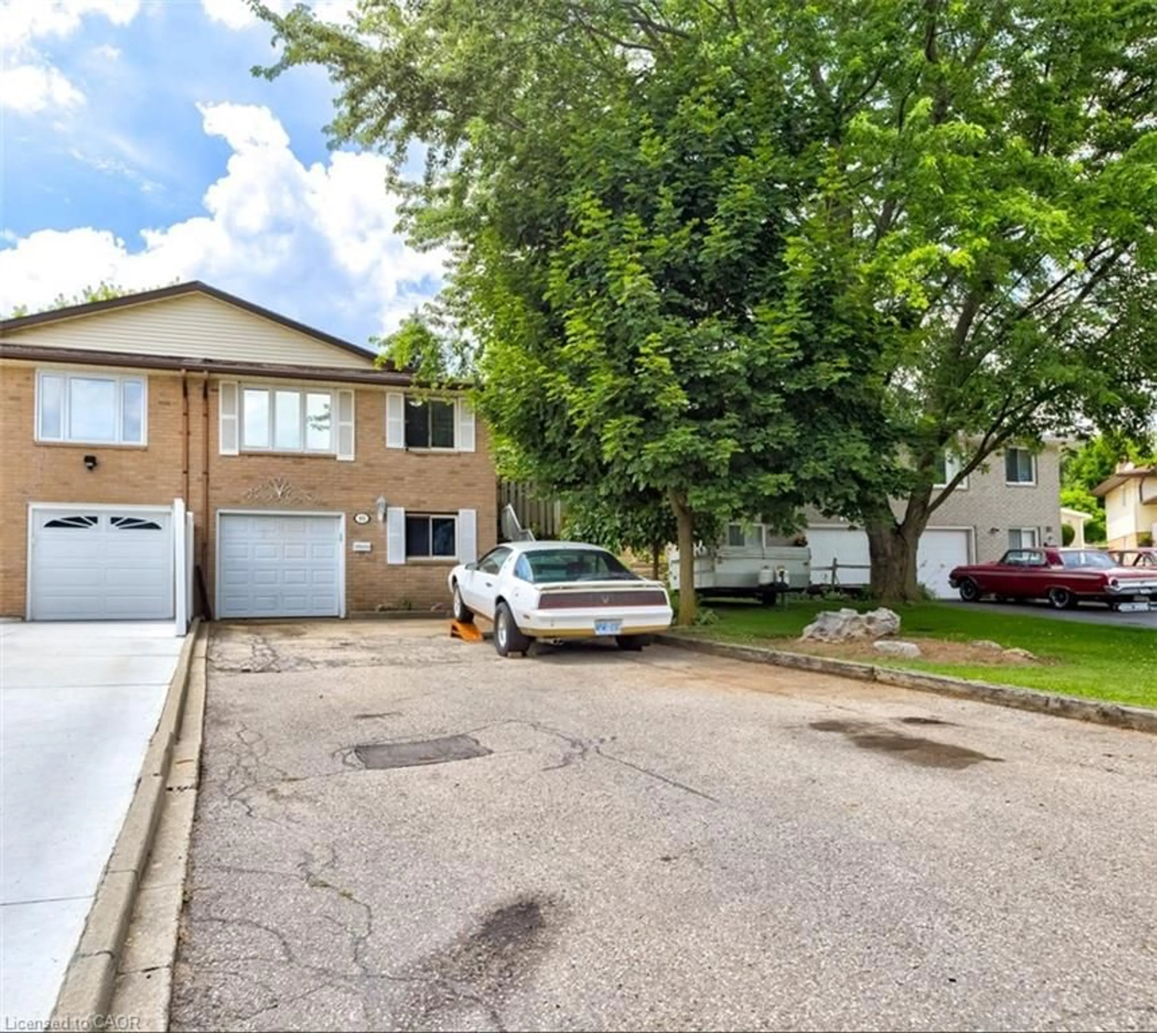 A pic from outside/outdoor area/front of a property/back of a property/a pic from drone, street for 85 Frobisher Crt, Cambridge Ontario N1R 6Z5