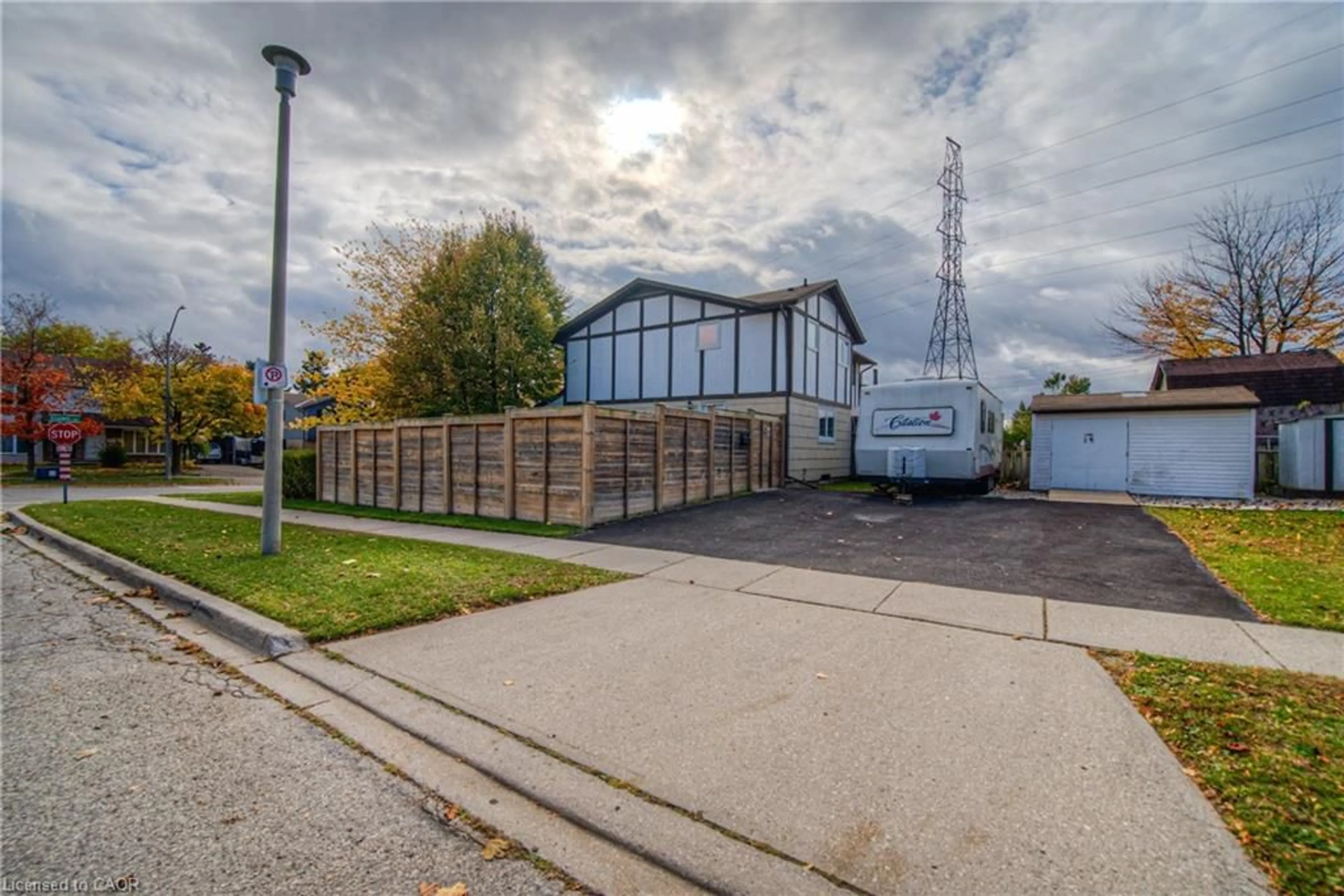 A pic from outside/outdoor area/front of a property/back of a property/a pic from drone, street for 118 Glamis Rd, Cambridge Ontario N1R 6S8