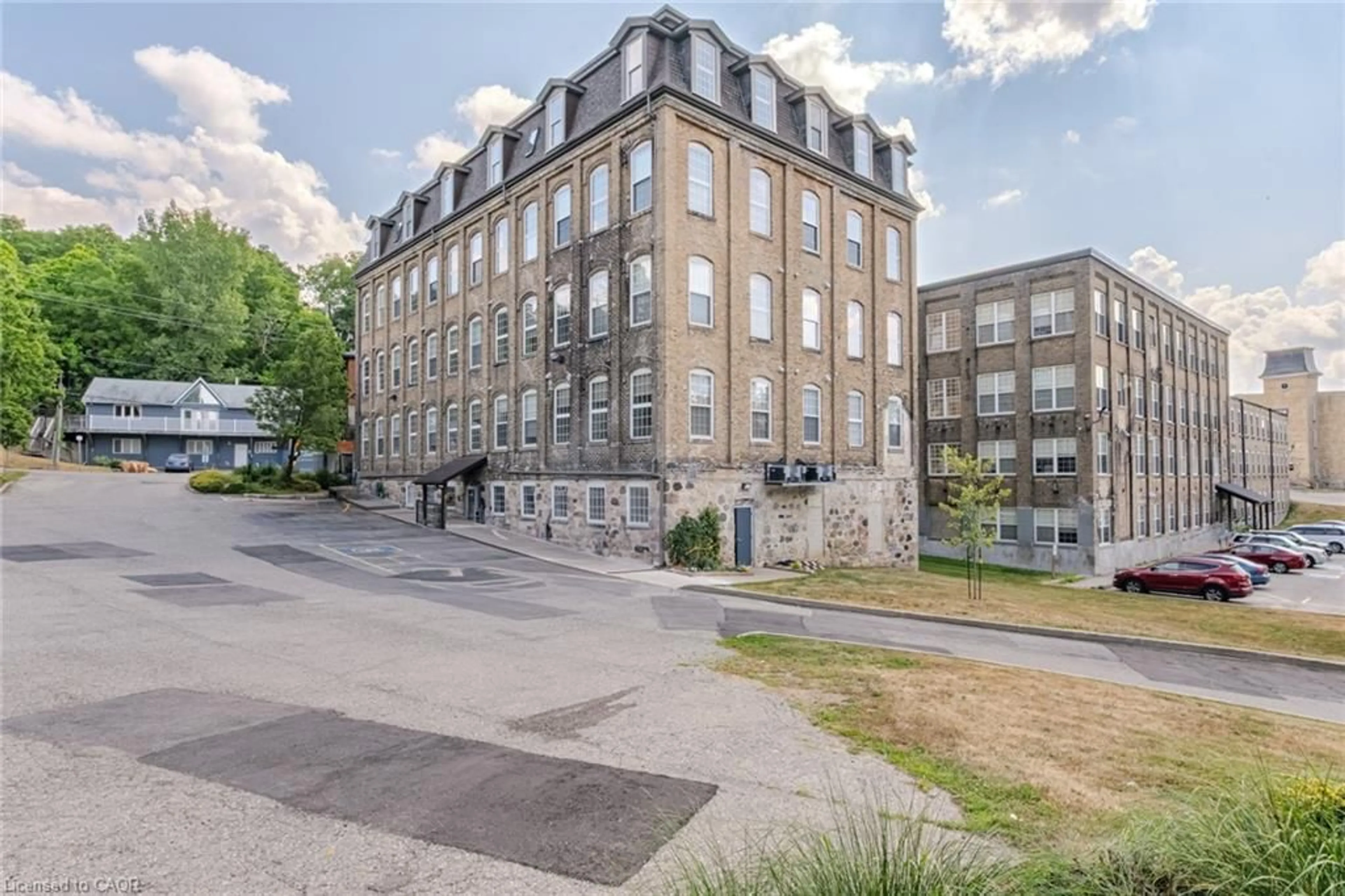 A pic from outside/outdoor area/front of a property/back of a property/a pic from drone, building for 140 West River St #402, Paris Ontario N3L 3E2