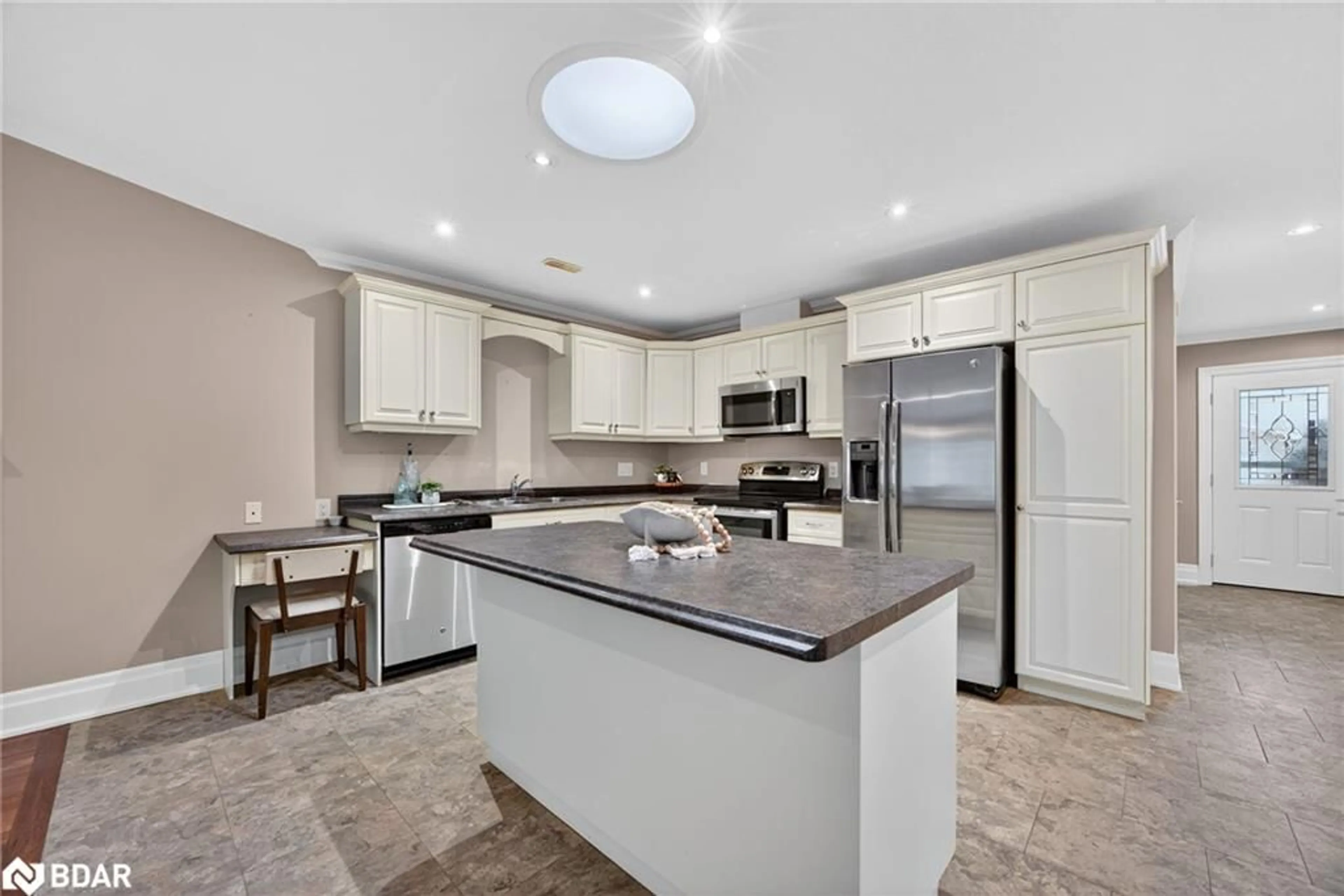 Open concept kitchen, ceramic/tile floor for 53 Clover Cres, Wasaga Beach Ontario L9Z 0G4