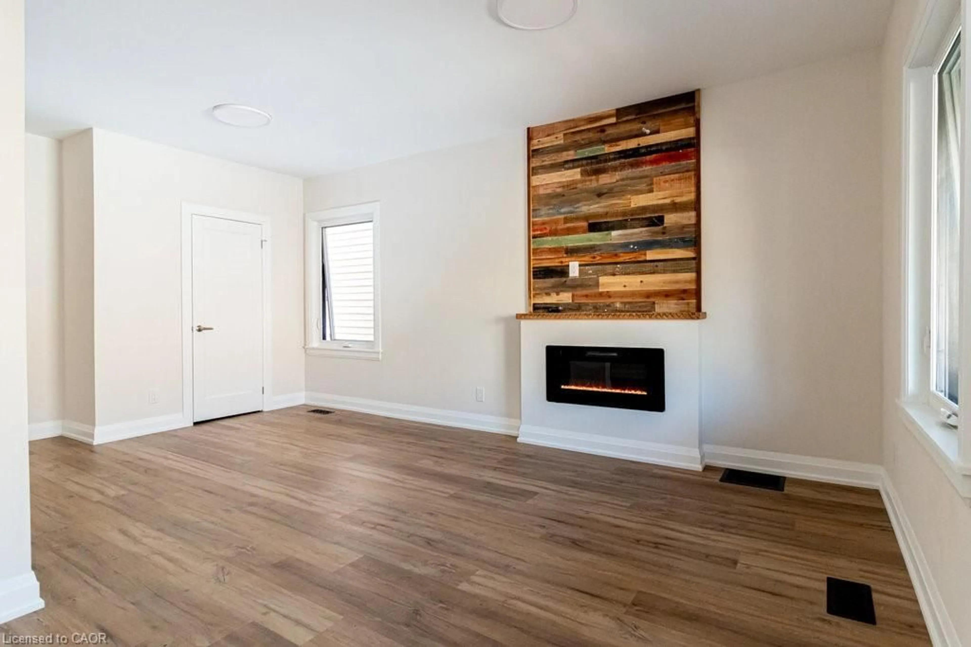 Living room with furniture, wood/laminate floor for 250 Avondale St, Hamilton Ontario L8L 7C5