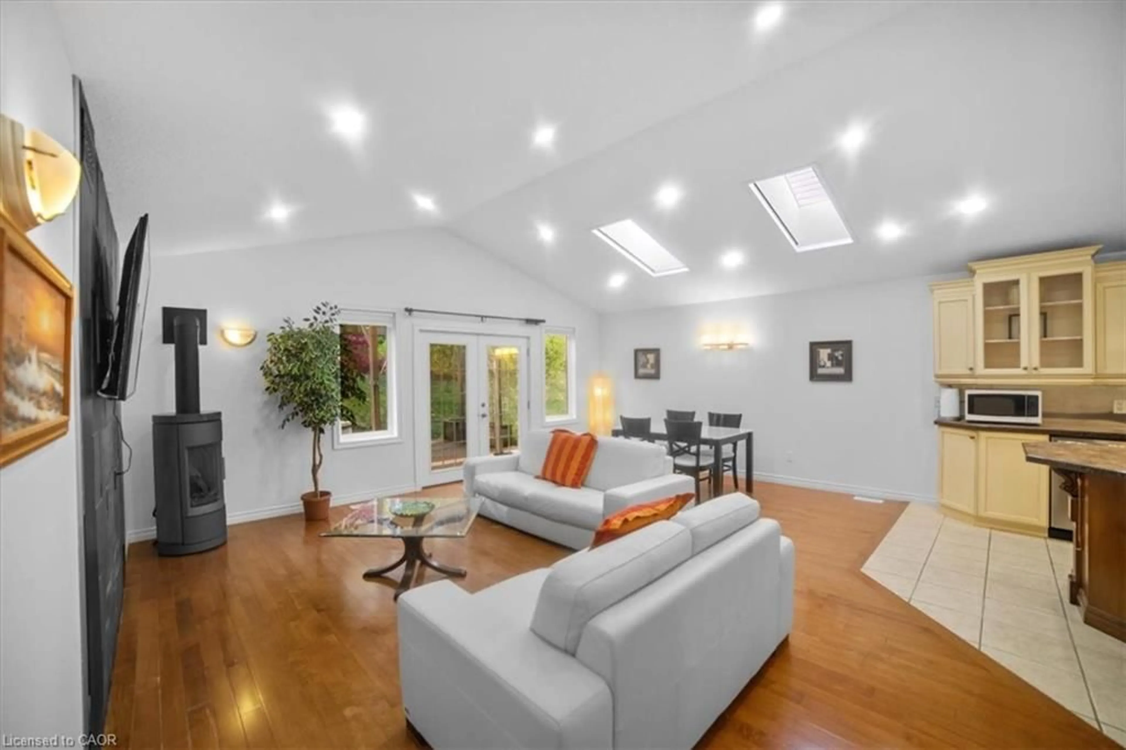 Living room with furniture, unknown for 850 Munich Cir, Waterloo Ontario N2V 2N5