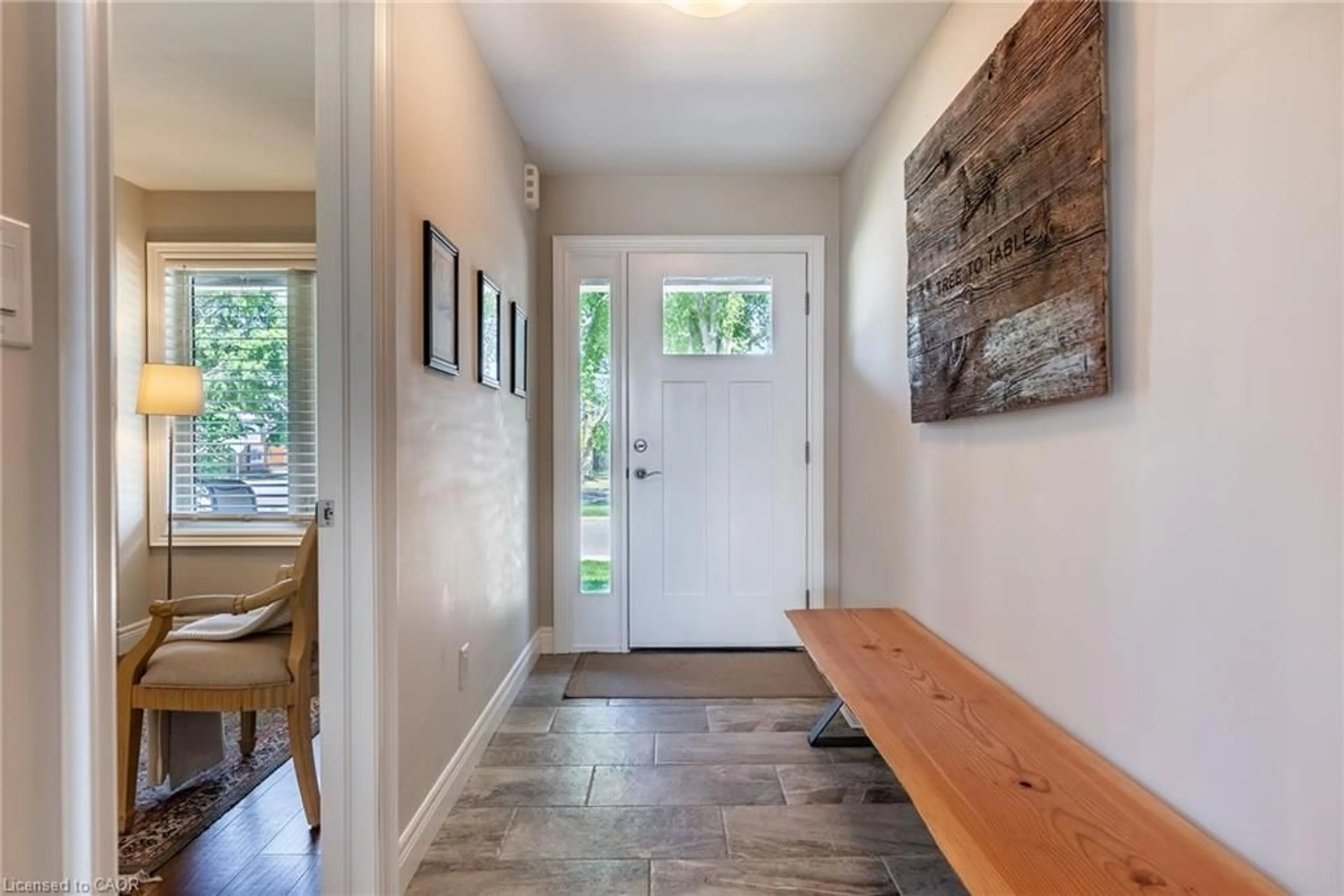 Indoor entryway for 9 Richard Cres, Smithville Ontario L0R 2A0