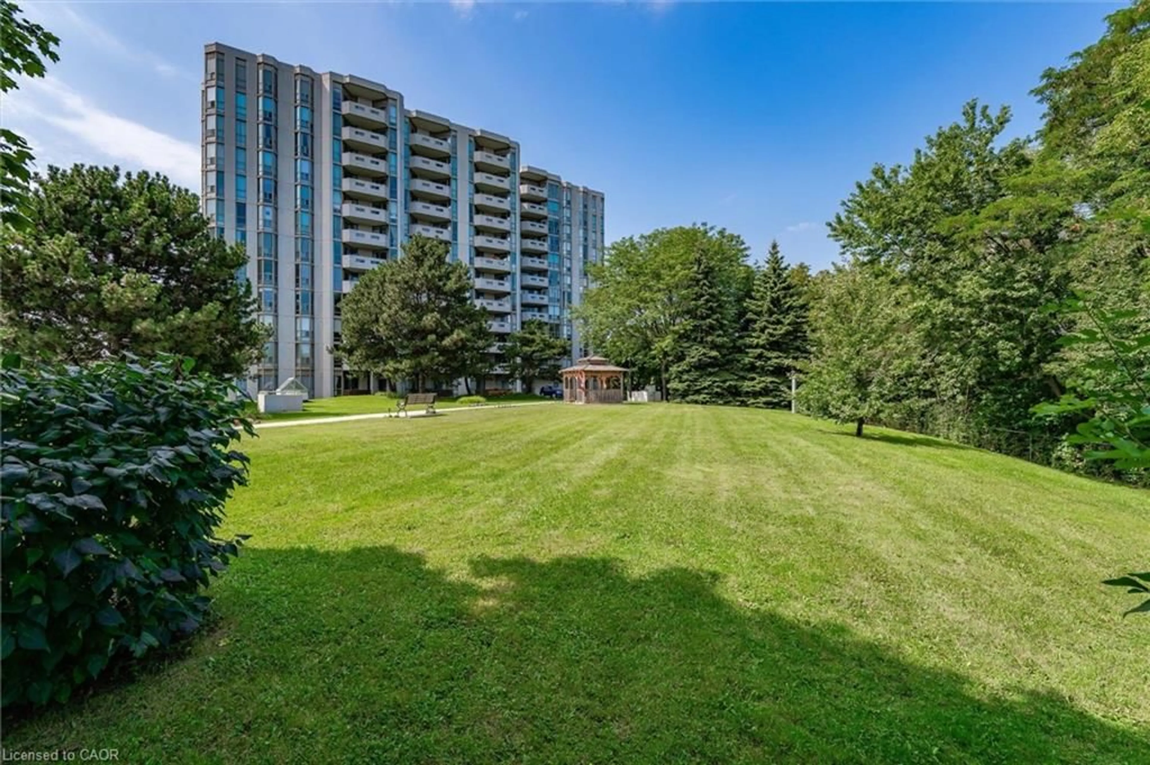 A pic from outside/outdoor area/front of a property/back of a property/a pic from drone, unknown for 5090 Pinedale Ave #1107, Burlington Ontario L7L 5V8