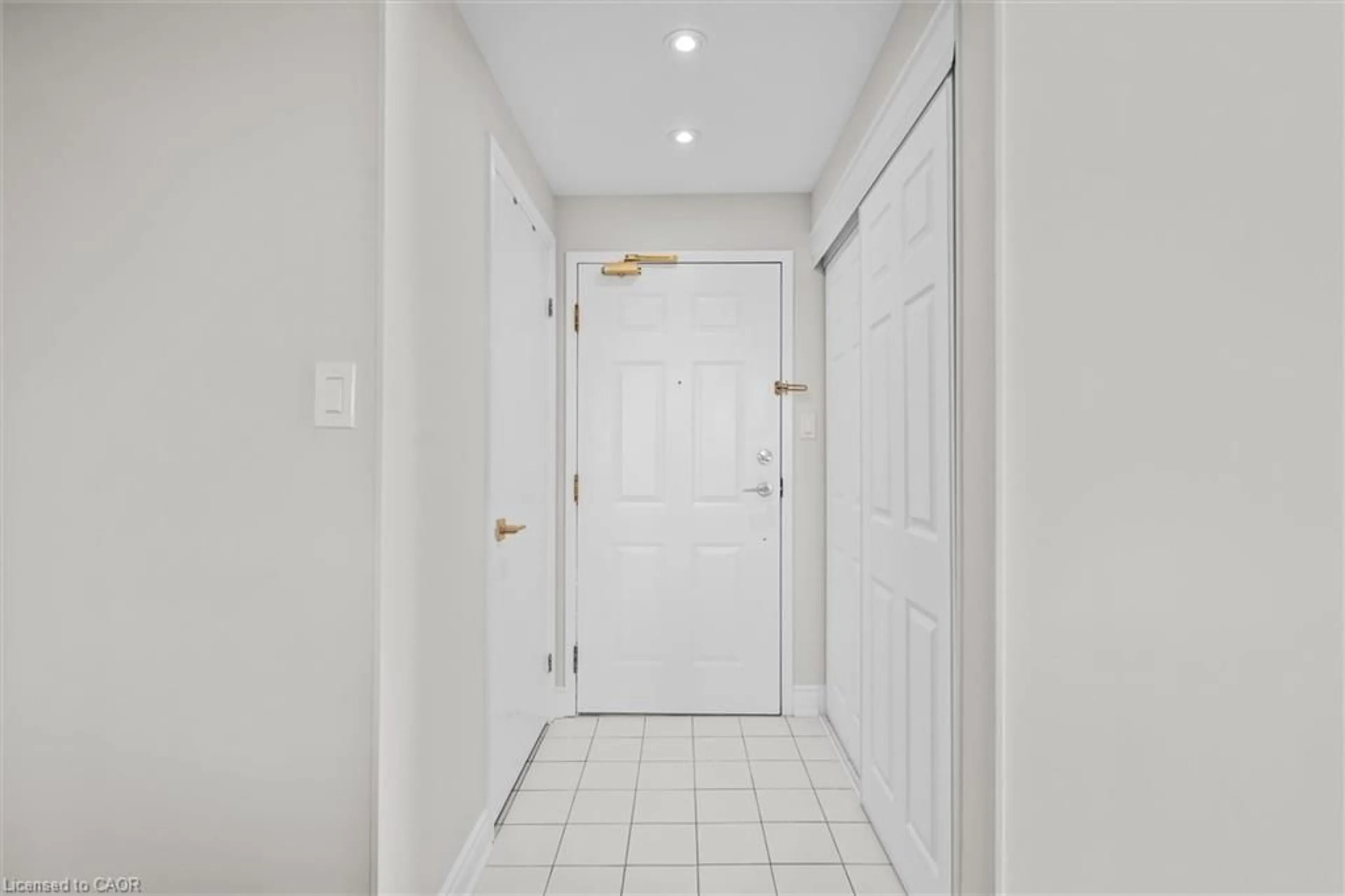 Indoor entryway for 5090 Pinedale Ave #1107, Burlington Ontario L7L 5V8