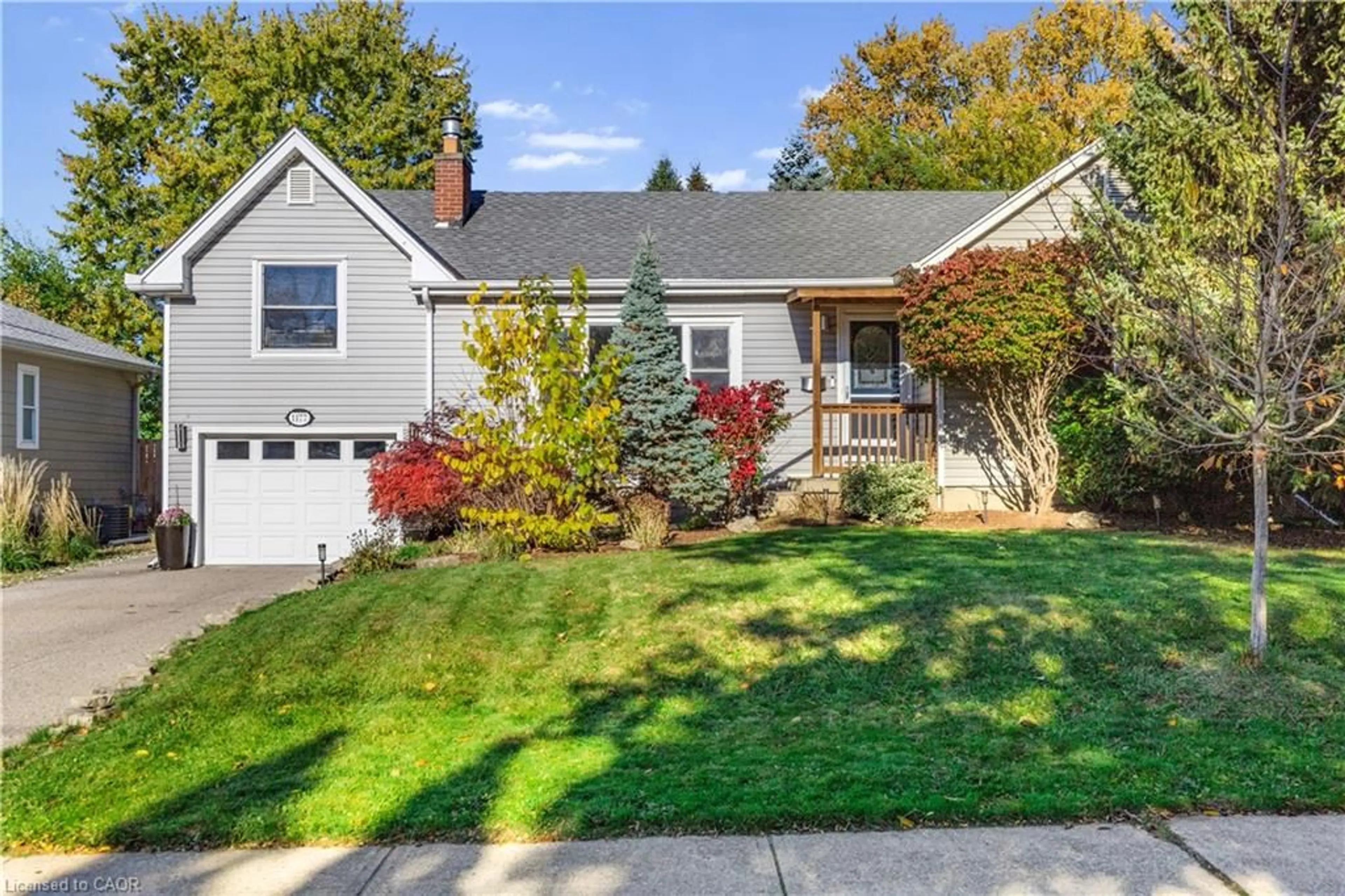 Home with vinyl exterior material, street for 1177 Bellview St, Burlington Ontario L7S 1C6