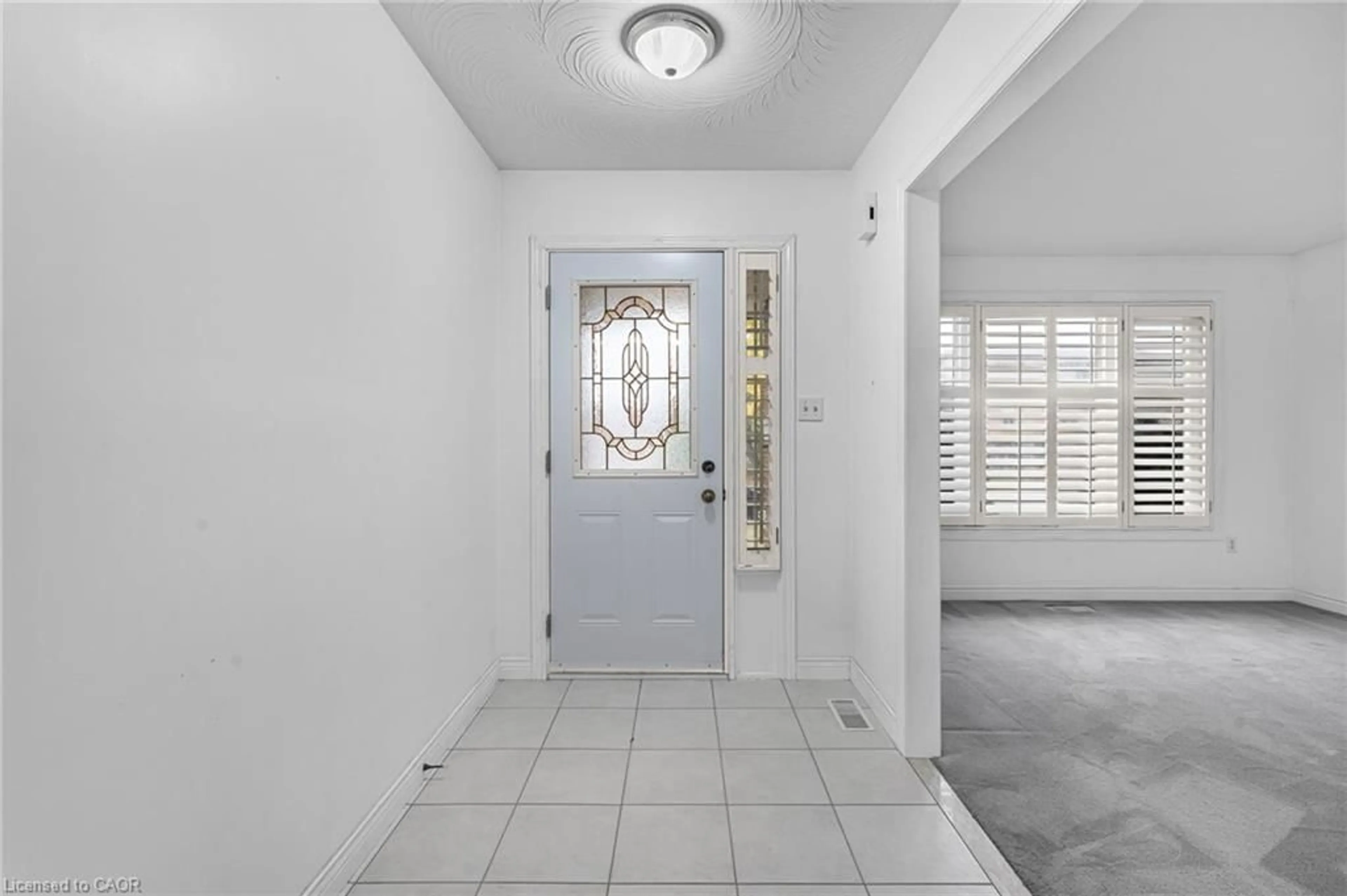Indoor entryway for 591 Acadia Dr, Hamilton Ontario L8W 3A8
