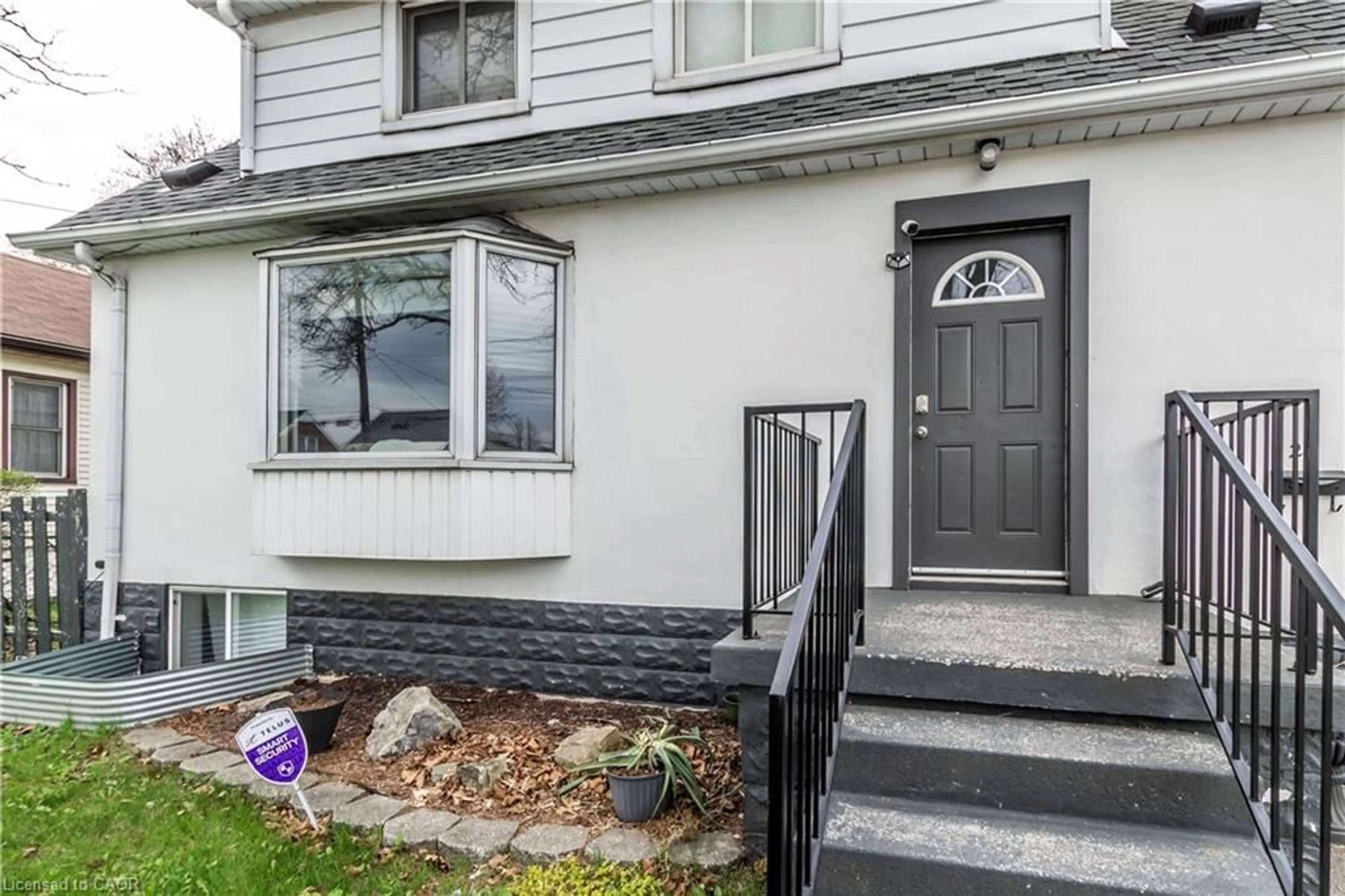 Home with vinyl exterior material, street for 20 West 1st St, Hamilton Ontario L9C 3B8