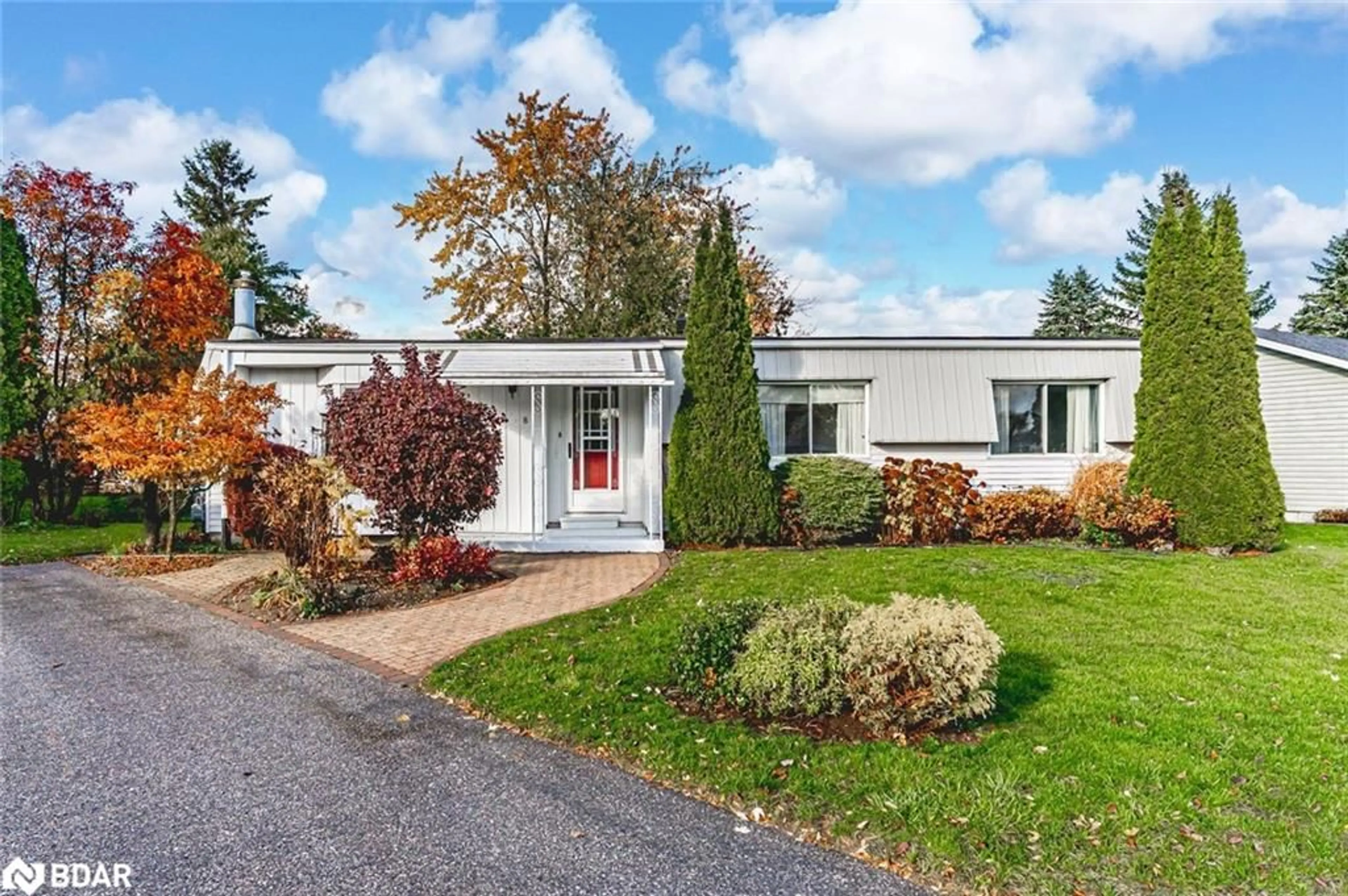 Home with vinyl exterior material, street for 8 Carmans Cove, Innisfil Ontario L9S 1R9