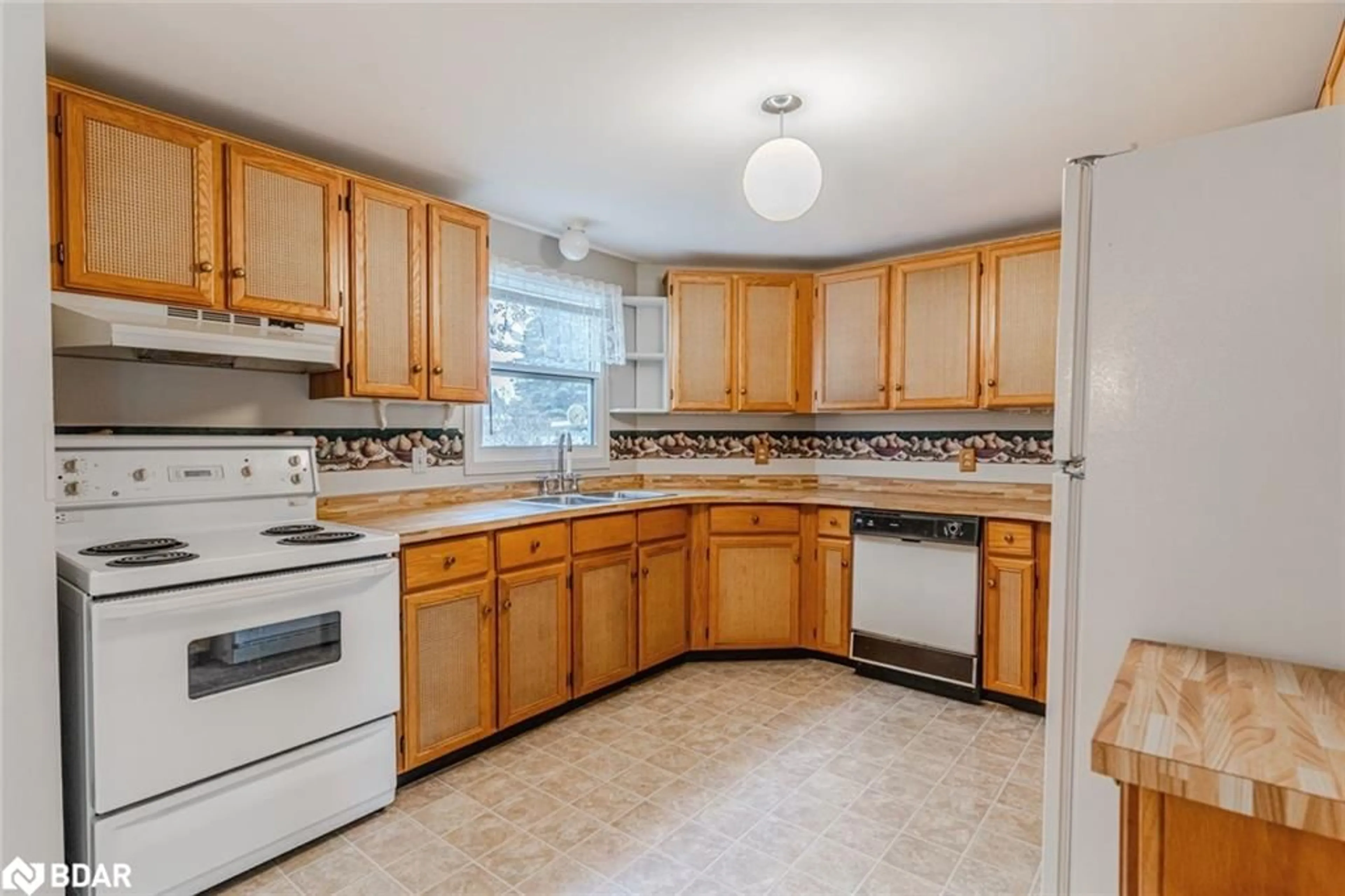 Standard kitchen, ceramic/tile floor for 8 Carmans Cove, Innisfil Ontario L9S 1R9