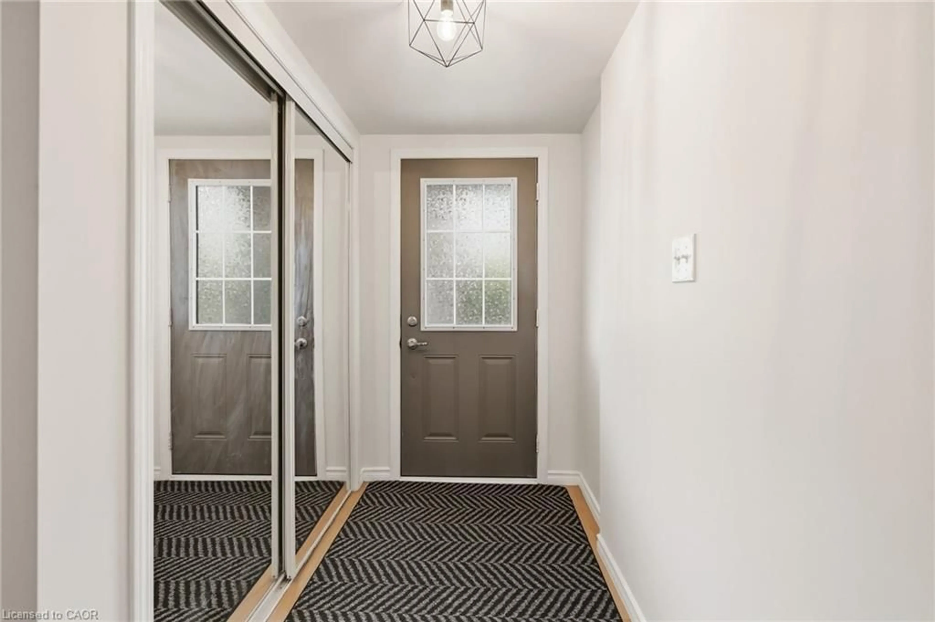 Indoor entryway for 470 Beach Blvd #45, Hamilton Ontario L8H 6X2