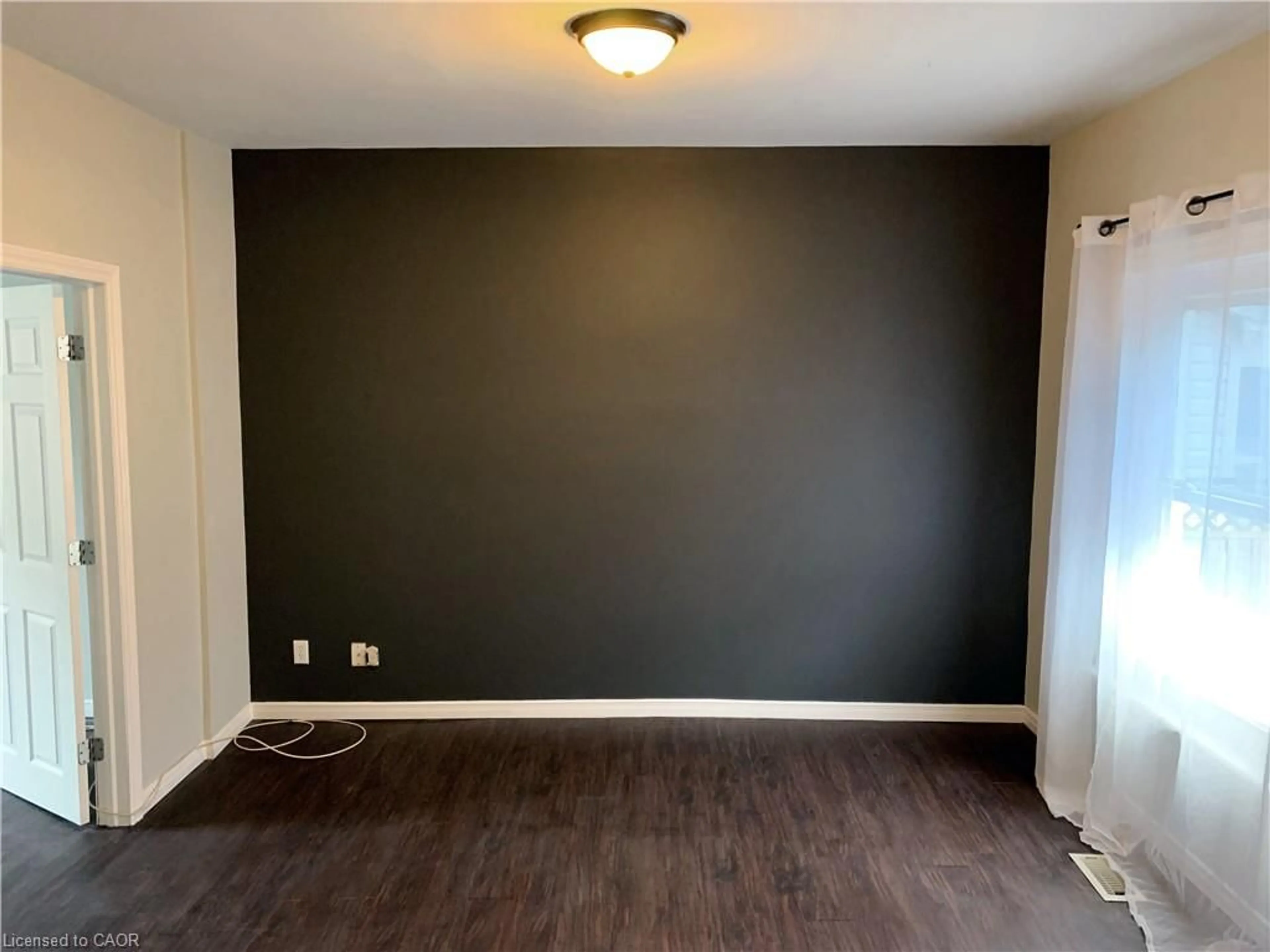 A pic of a room for 50 Sanford Ave, Hamilton Ontario L8M 2G6