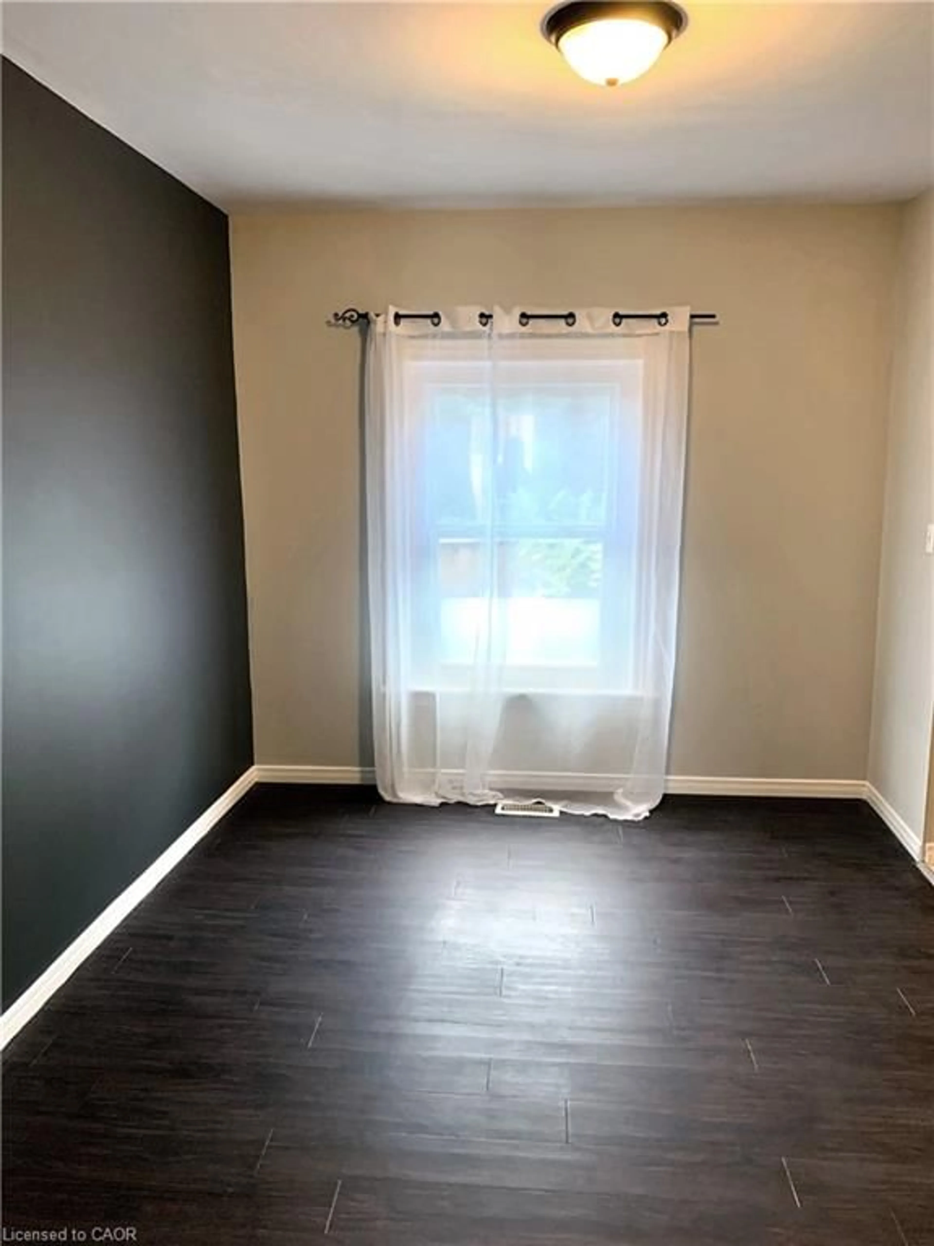A pic of a room for 50 Sanford Ave, Hamilton Ontario L8M 2G6