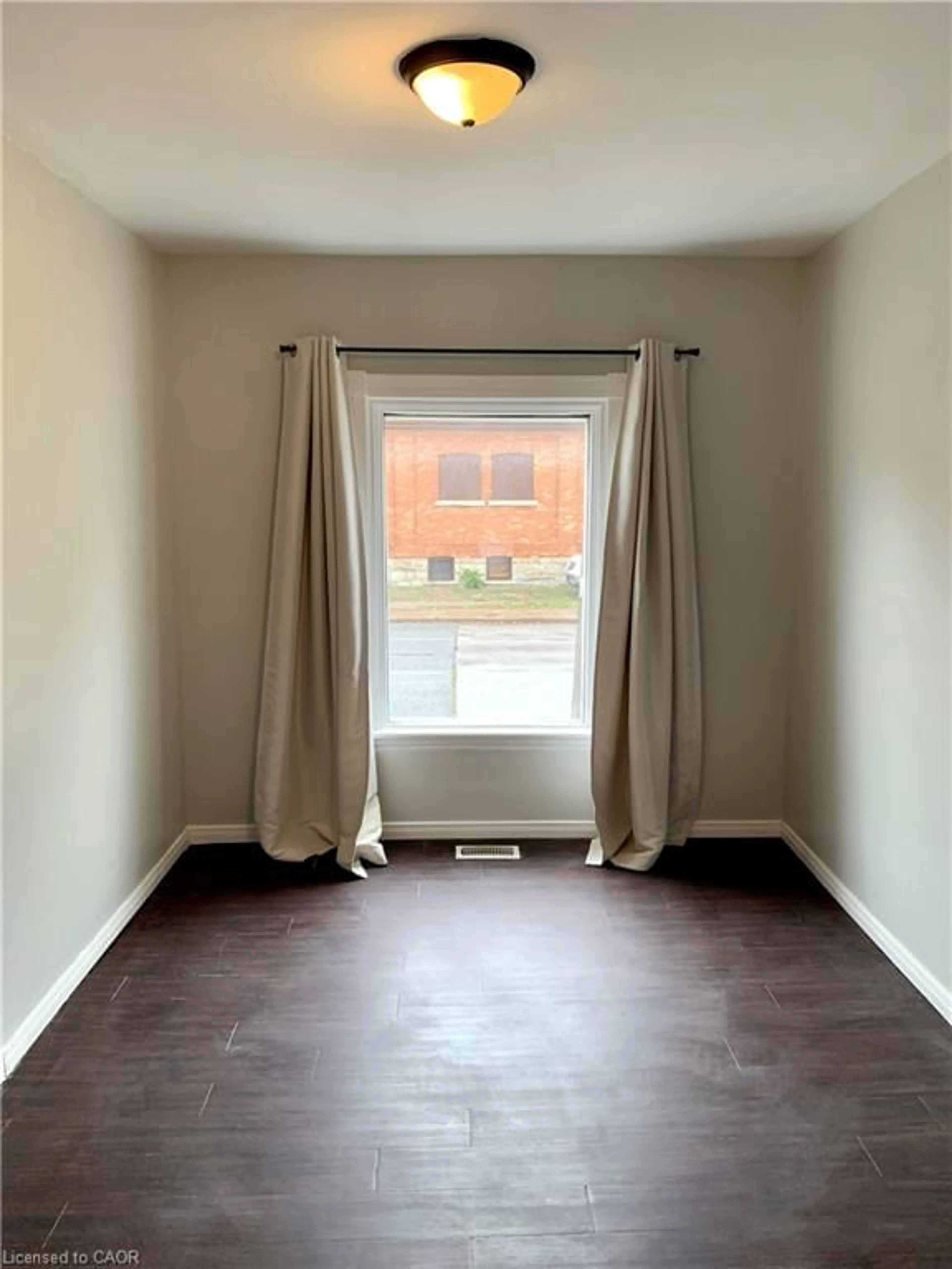 A pic of a room for 50 Sanford Ave, Hamilton Ontario L8M 2G6