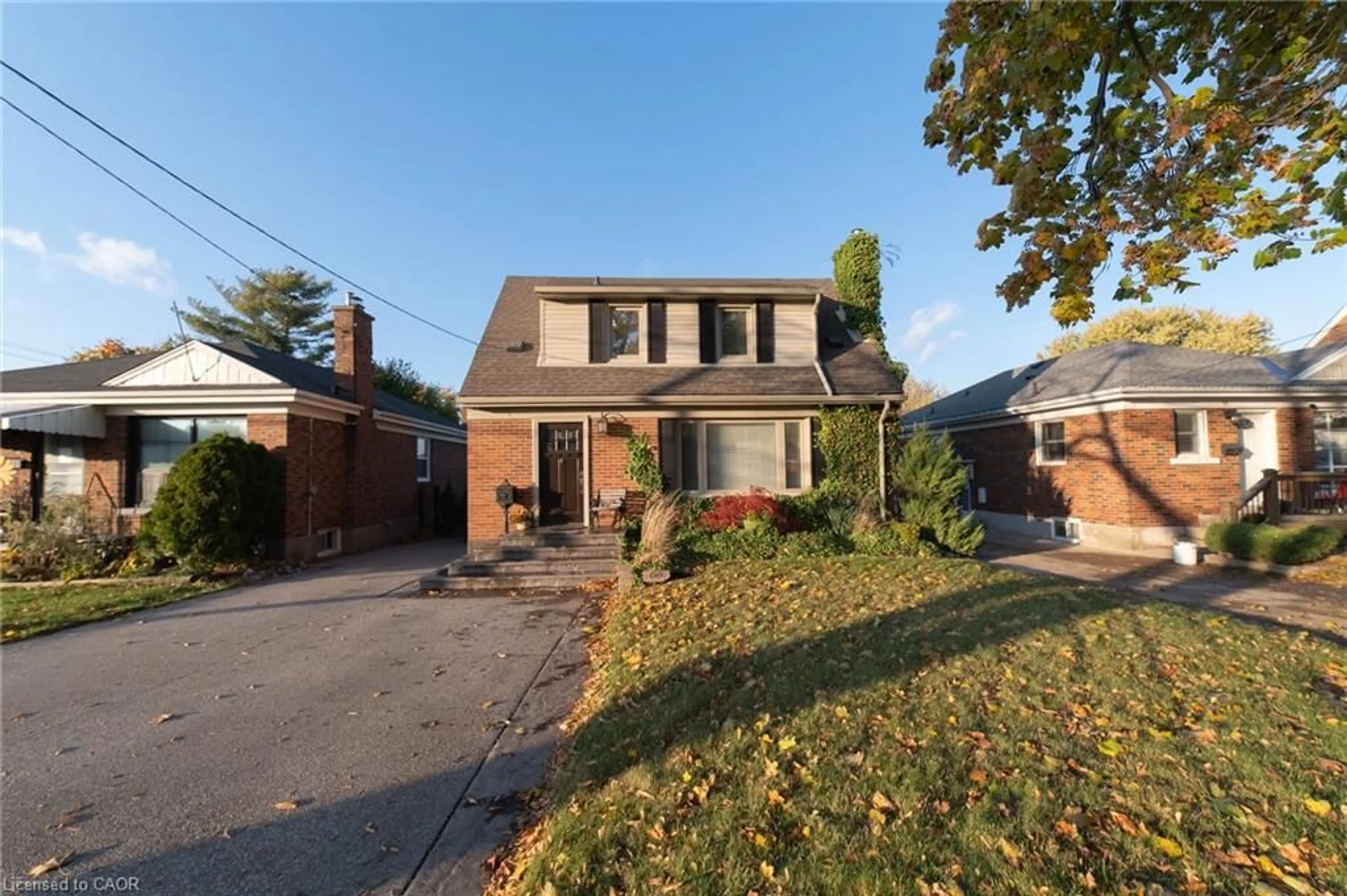 Home with brick exterior material, street for 66 Maitland St, Thorold Ontario L2V 3A9