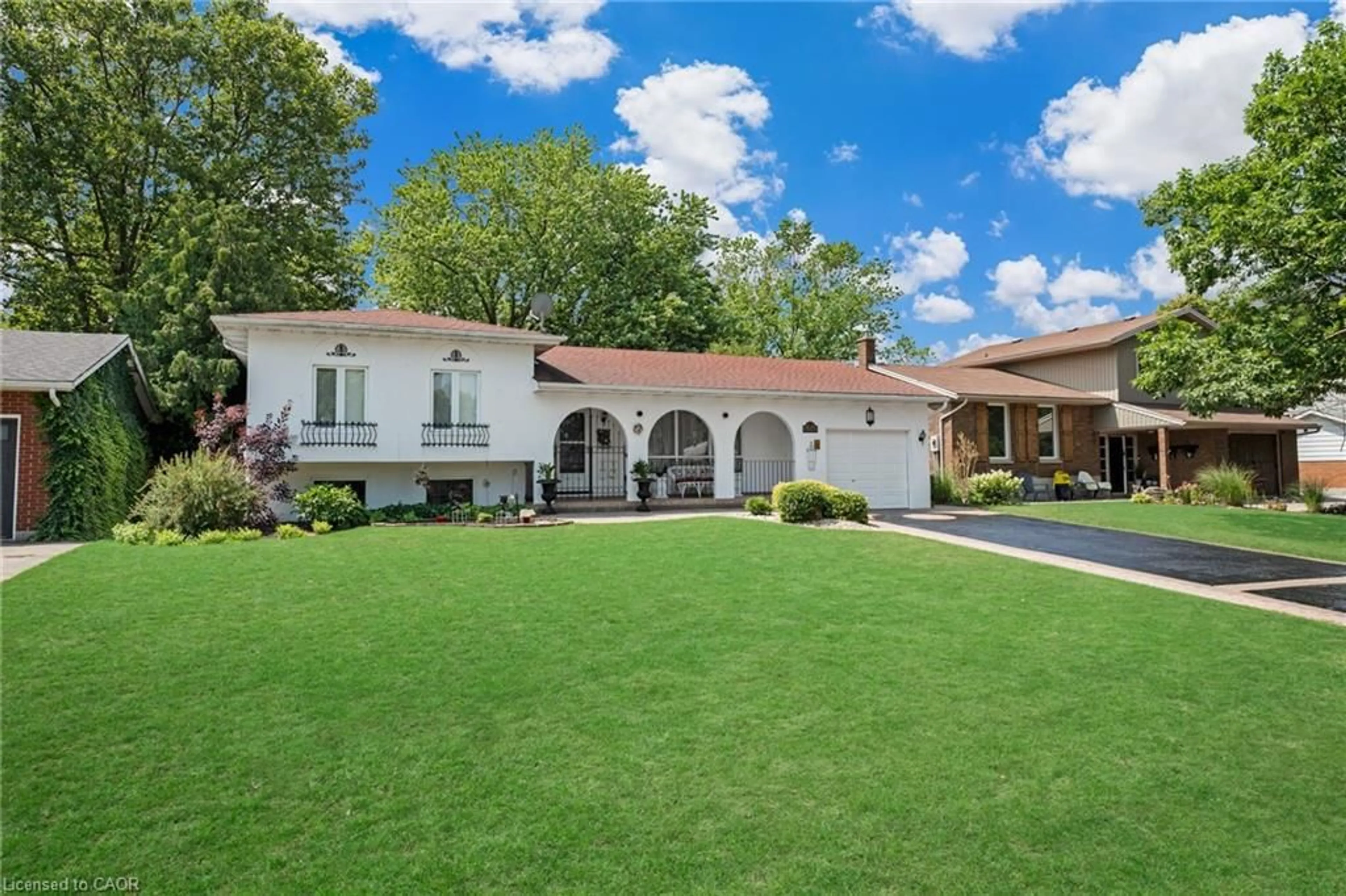 Home with vinyl exterior material, street for 4200 Eastdale Dr, Beamsville Ontario L3J 0N3