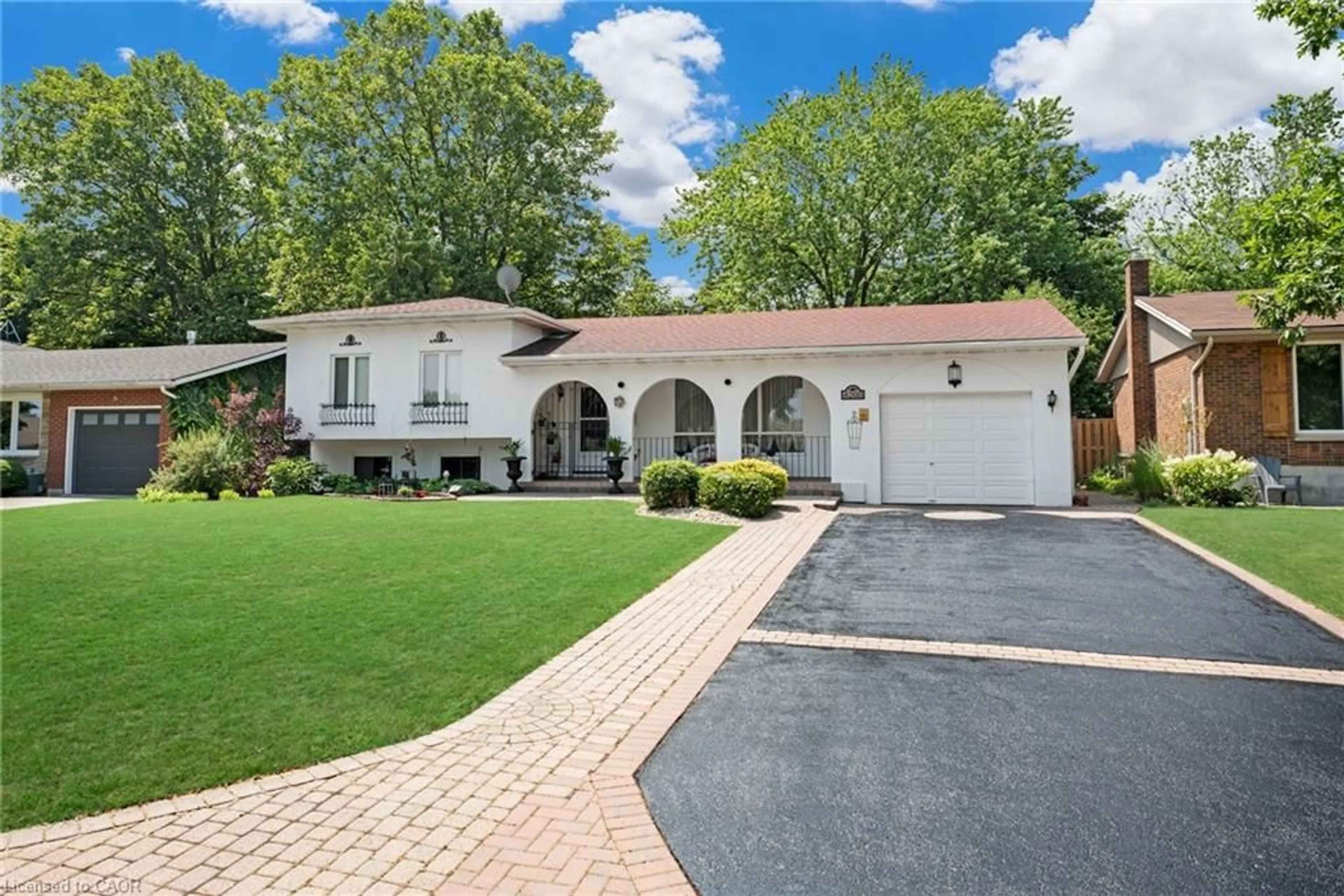 Home with brick exterior material, street for 4200 Eastdale Dr, Beamsville Ontario L3J 0N3