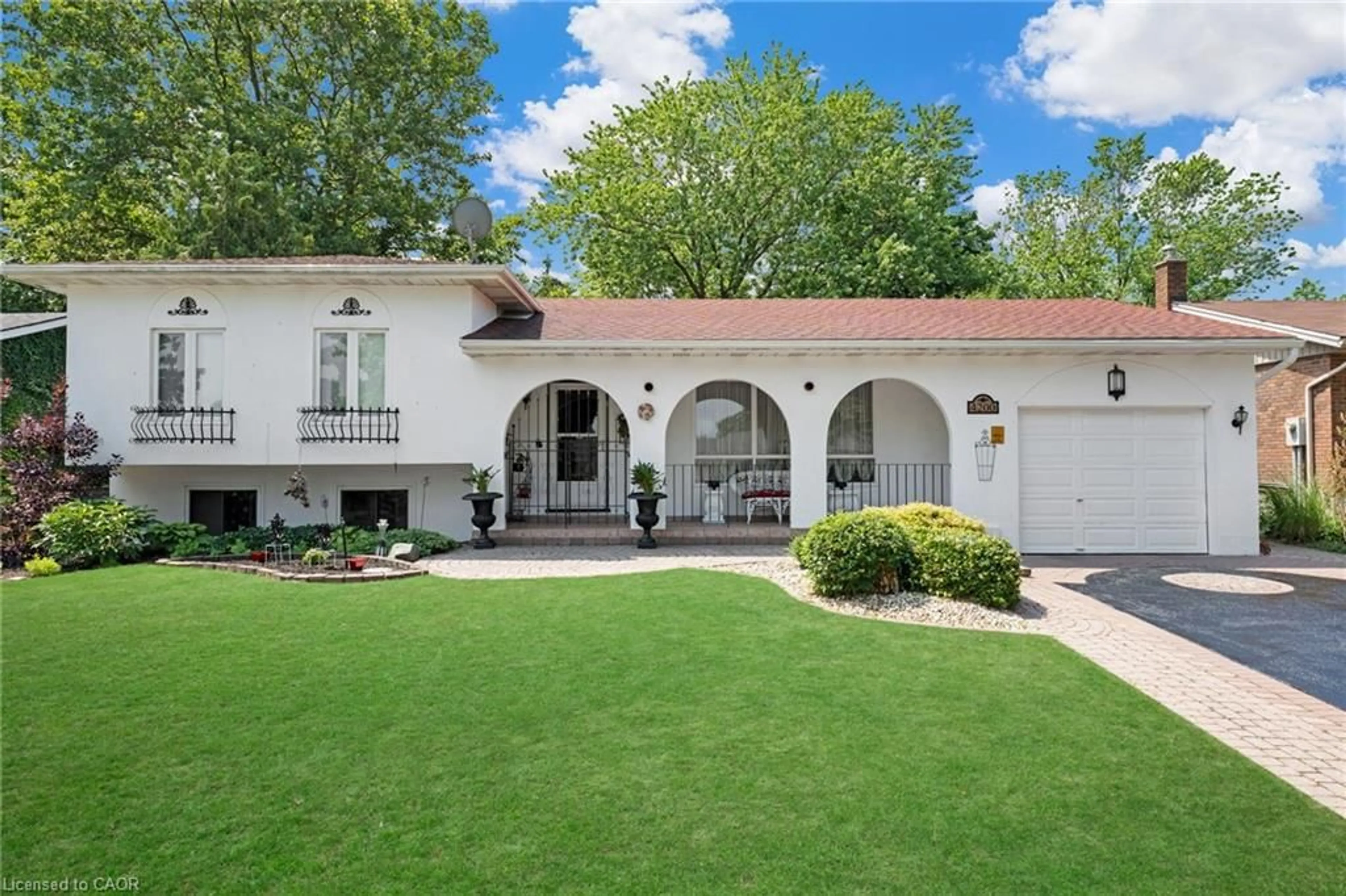 Home with vinyl exterior material, street for 4200 Eastdale Dr, Beamsville Ontario L3J 0N3