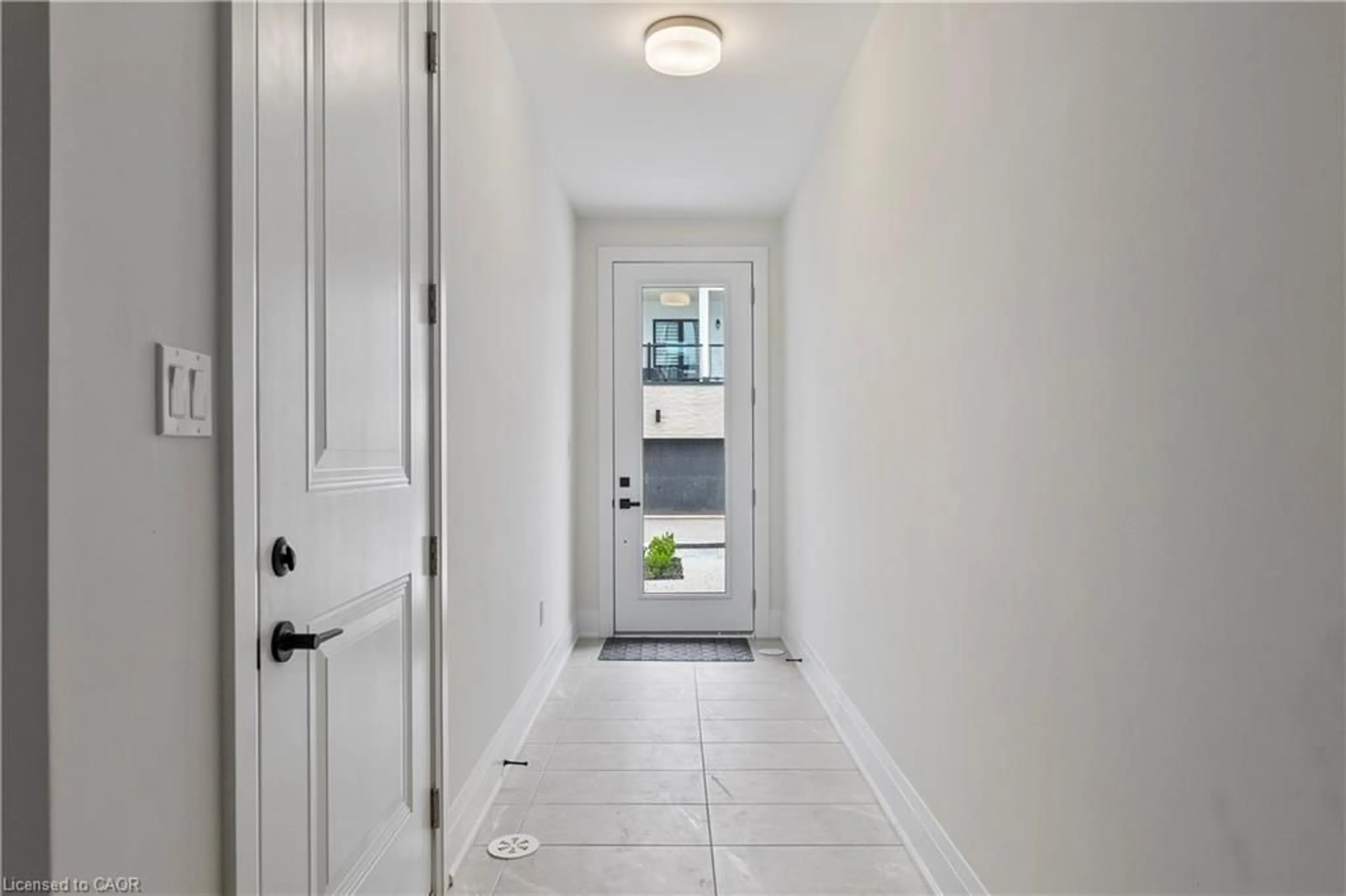 Indoor entryway for 138 East St #2, Oakville Ontario L6L 0H9