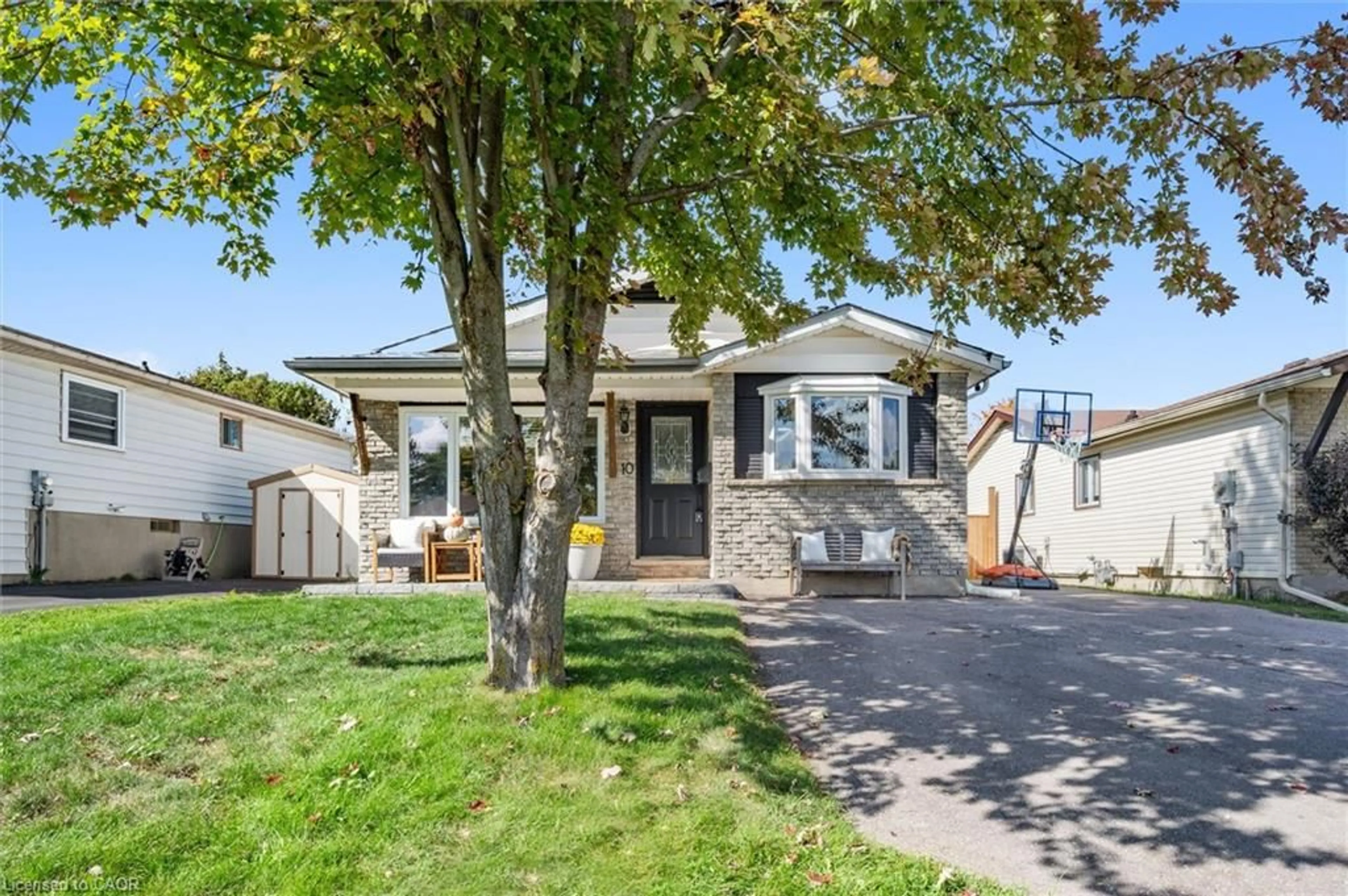 Home with vinyl exterior material, street for 10 Broken Oak Cres, Kitchener Ontario N2N 1N7