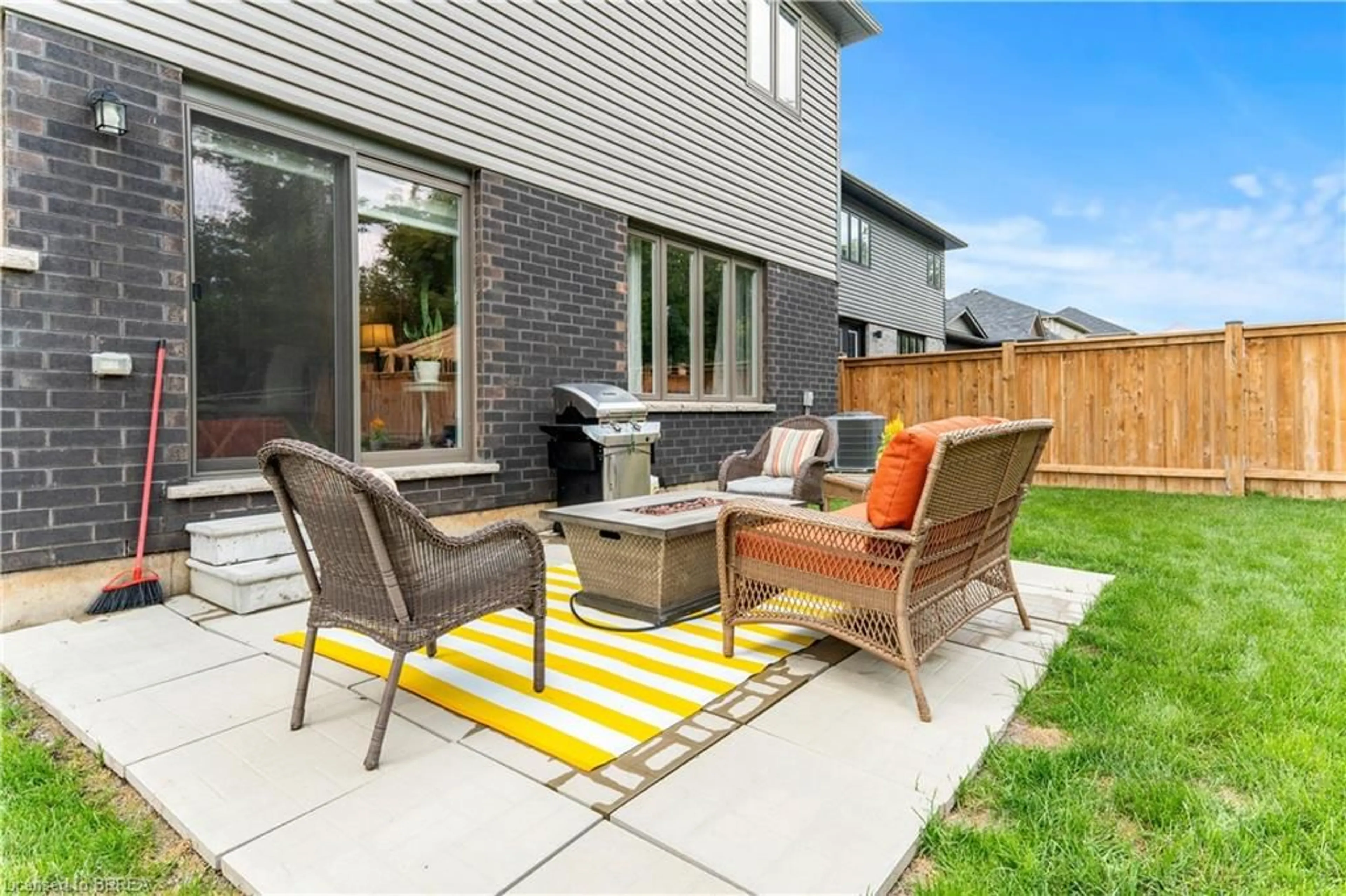 Patio, street for 8 Lorne Card Dr, Paris Ontario N3L 0H8