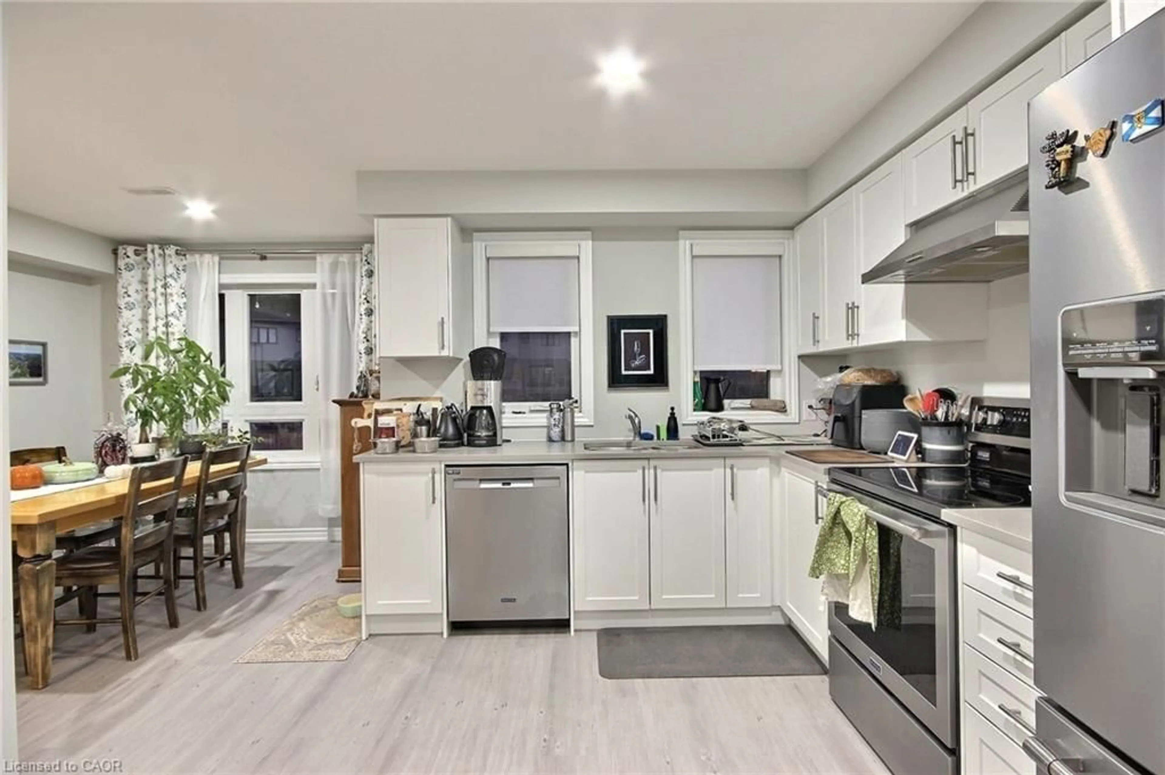 Open concept kitchen, ceramic/tile floor for 287 Chapel Hill Dr, Kitchener Ontario N2R 0S4