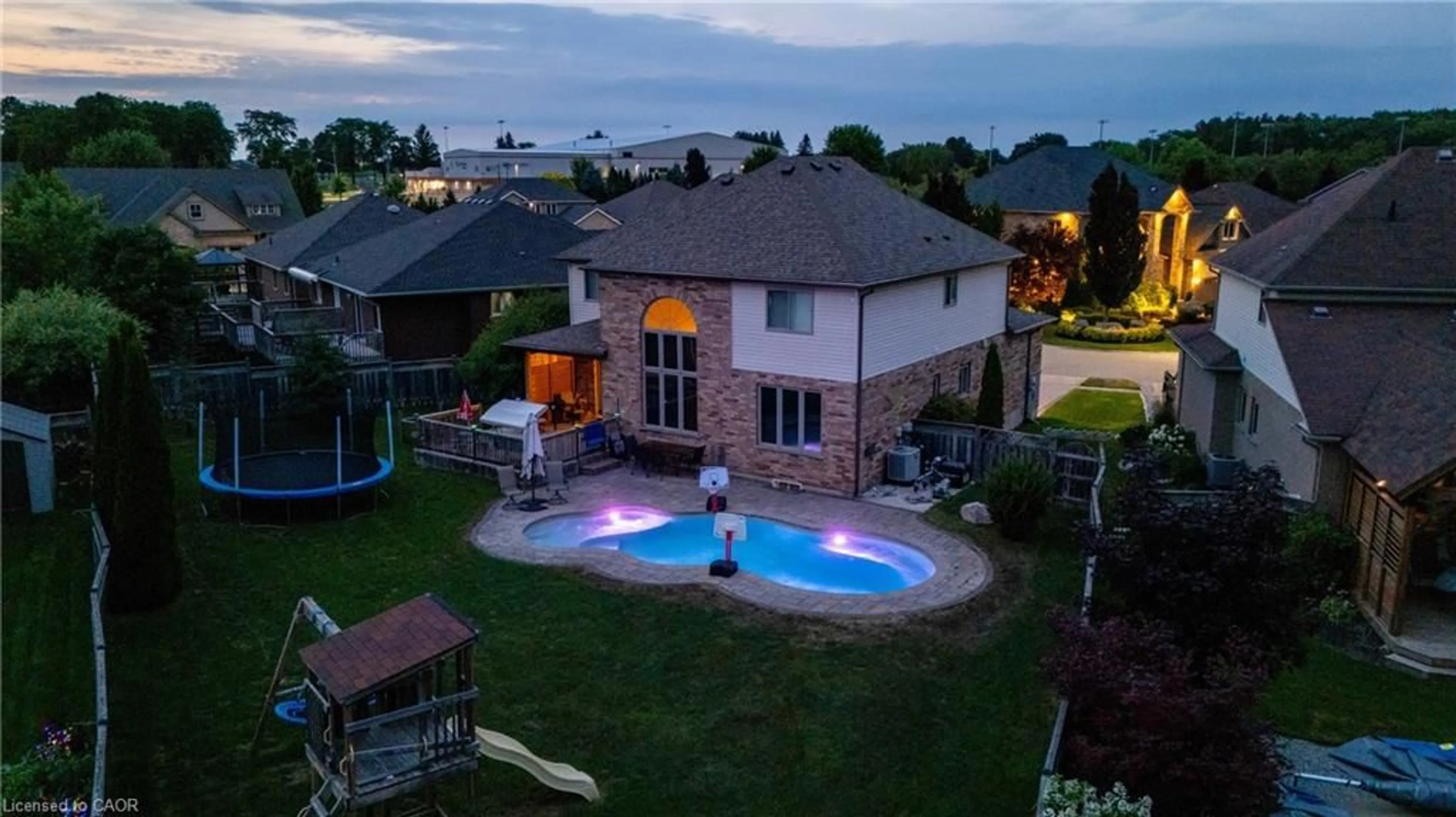 A pic from outside/outdoor area/front of a property/back of a property/a pic from drone, water/lake/river/ocean view for 10 Westview Crt, Woodstock Ontario N4T 0B8