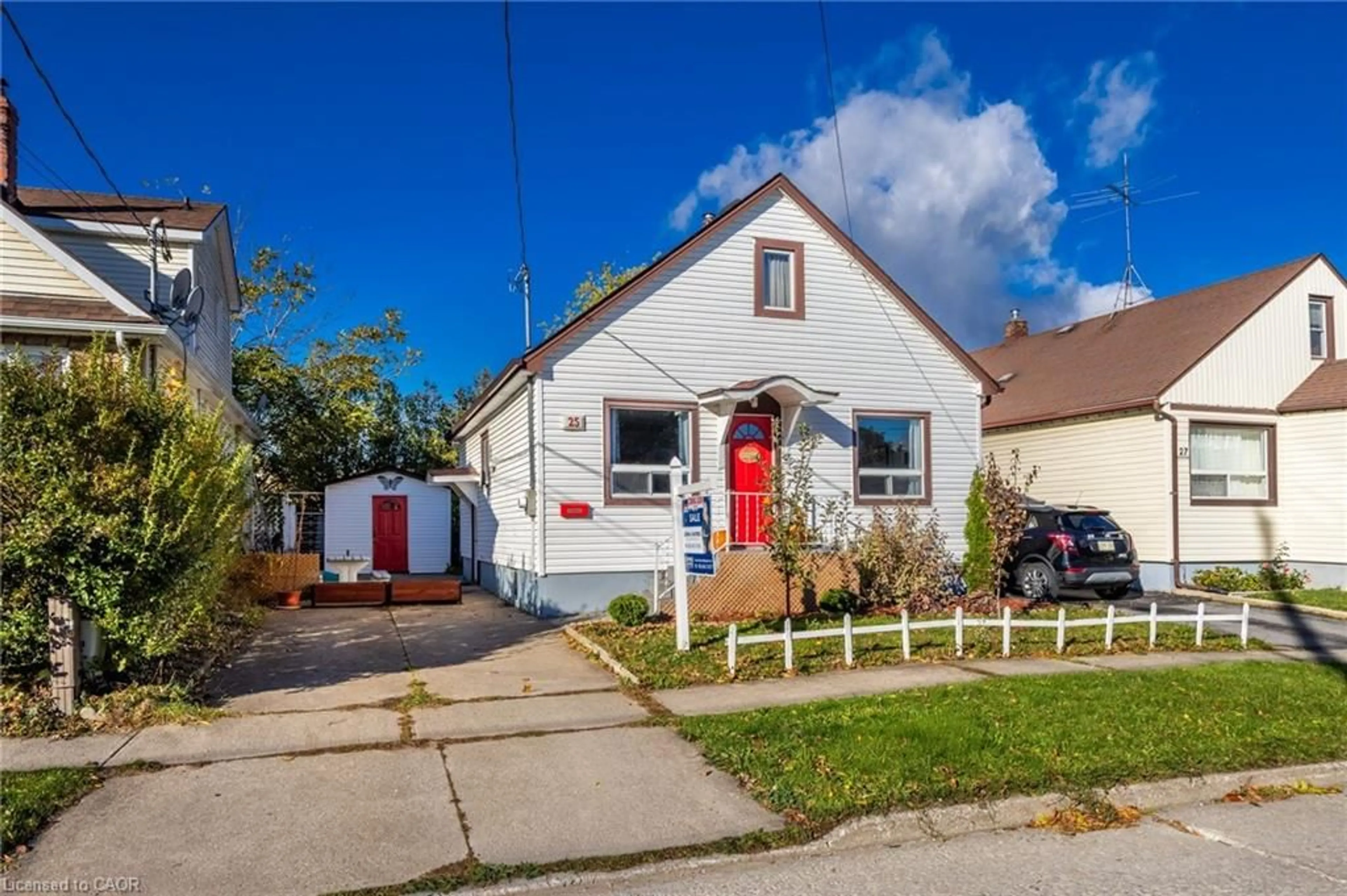 Home with vinyl exterior material, street for 25 Augusta Ave, St. Catharines Ontario L2M 5R3