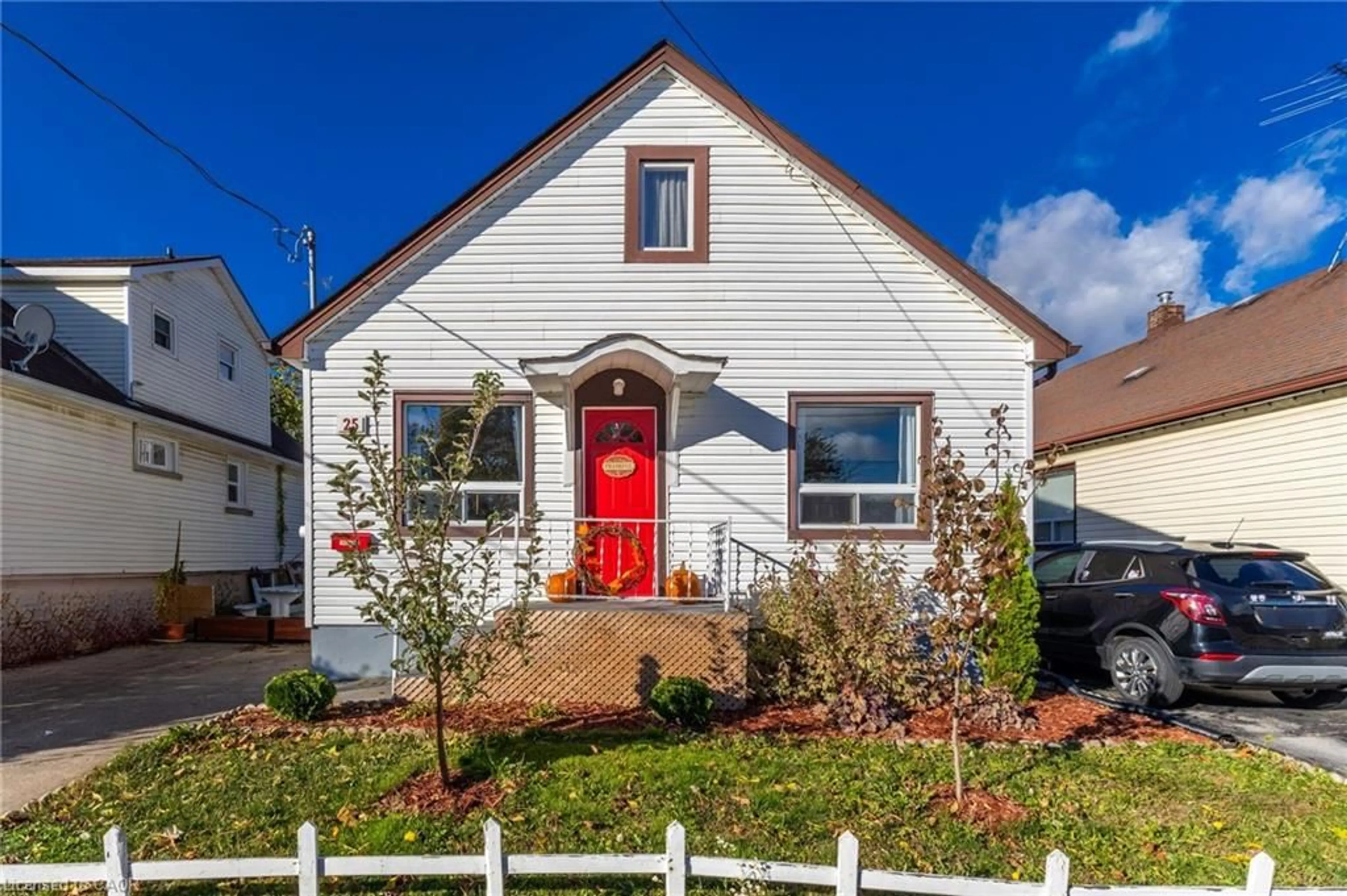 Home with brick exterior material, street for 25 Augusta Ave, St. Catharines Ontario L2M 5R3