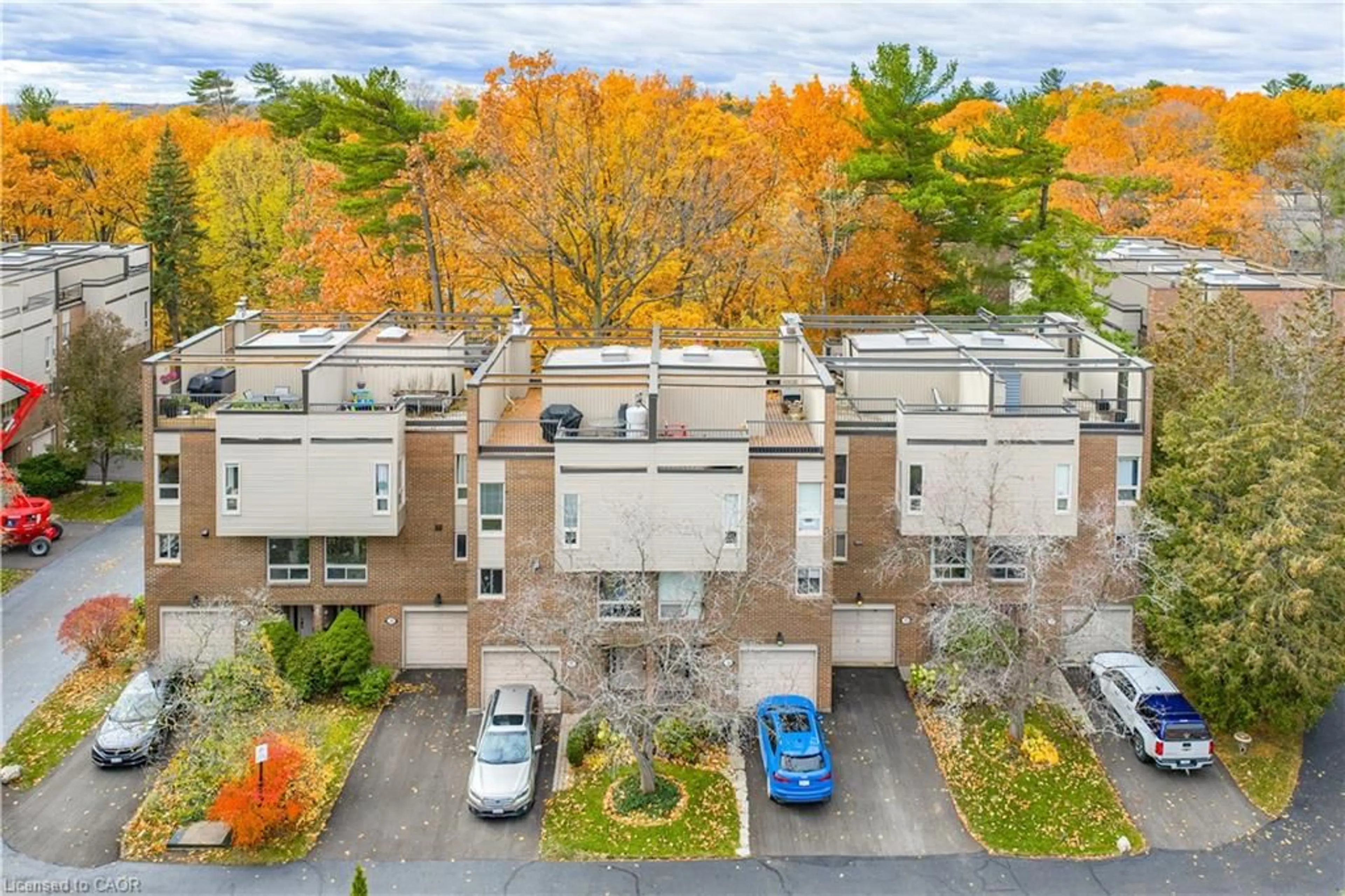 A pic from outside/outdoor area/front of a property/back of a property/a pic from drone, street for 1250 Marlborough Crt #35, Oakville Ontario L6H 2W7