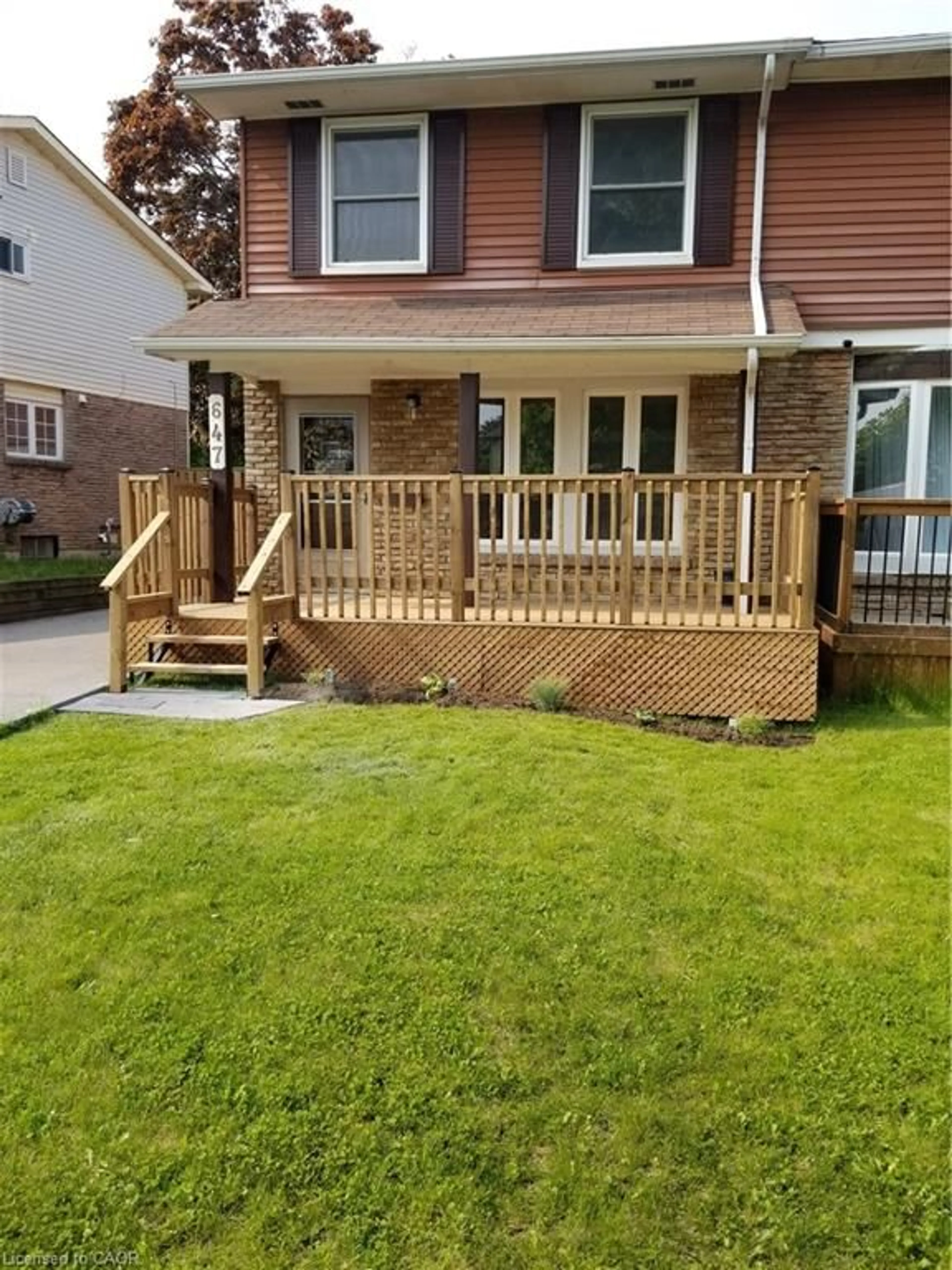 Patio, street for 647 Balsam Cres, Oshawa Ontario L1J 6A1