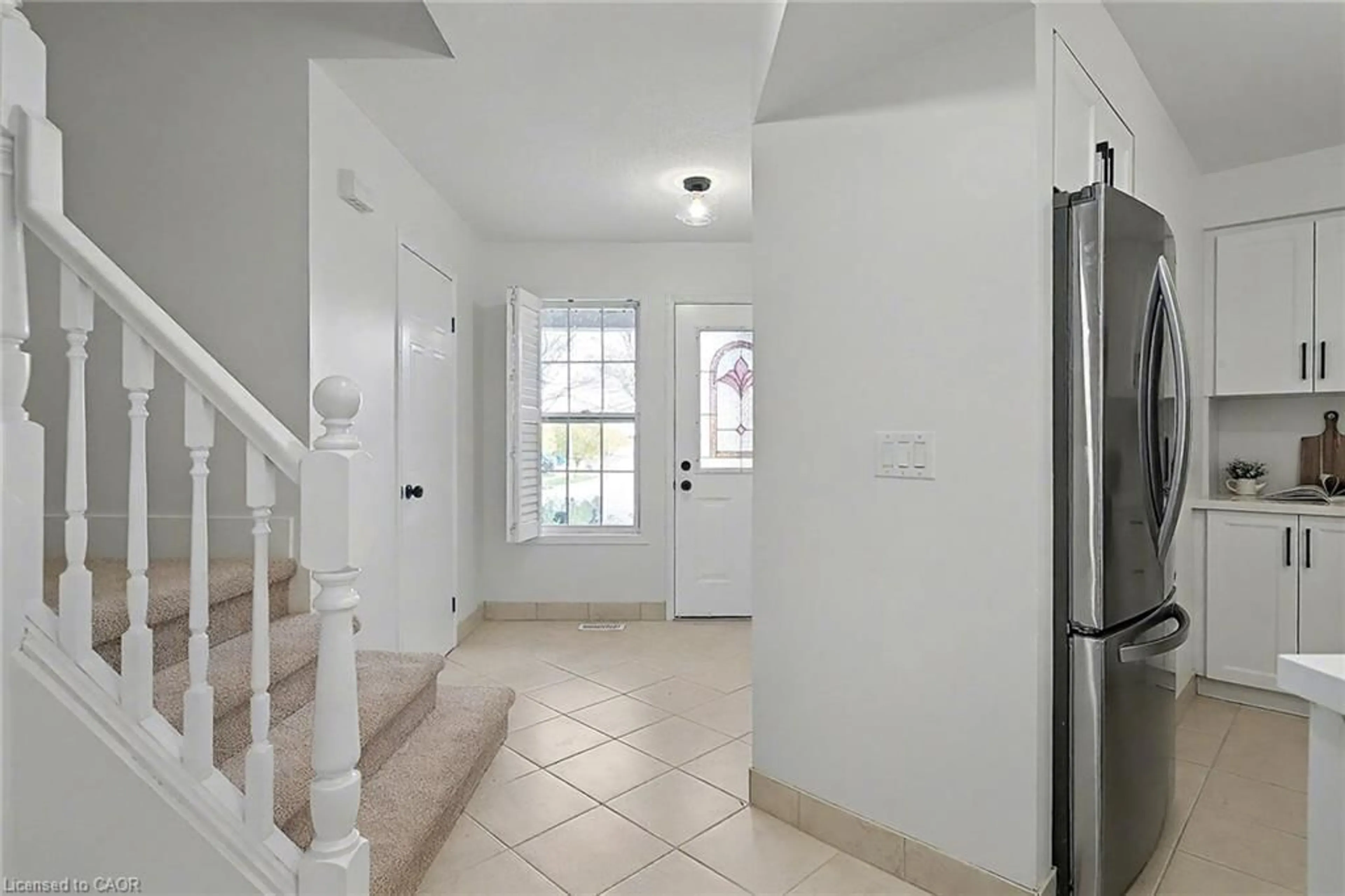 Indoor entryway for 519 Mariner Dr, Waterloo Ontario N2K 3Y8