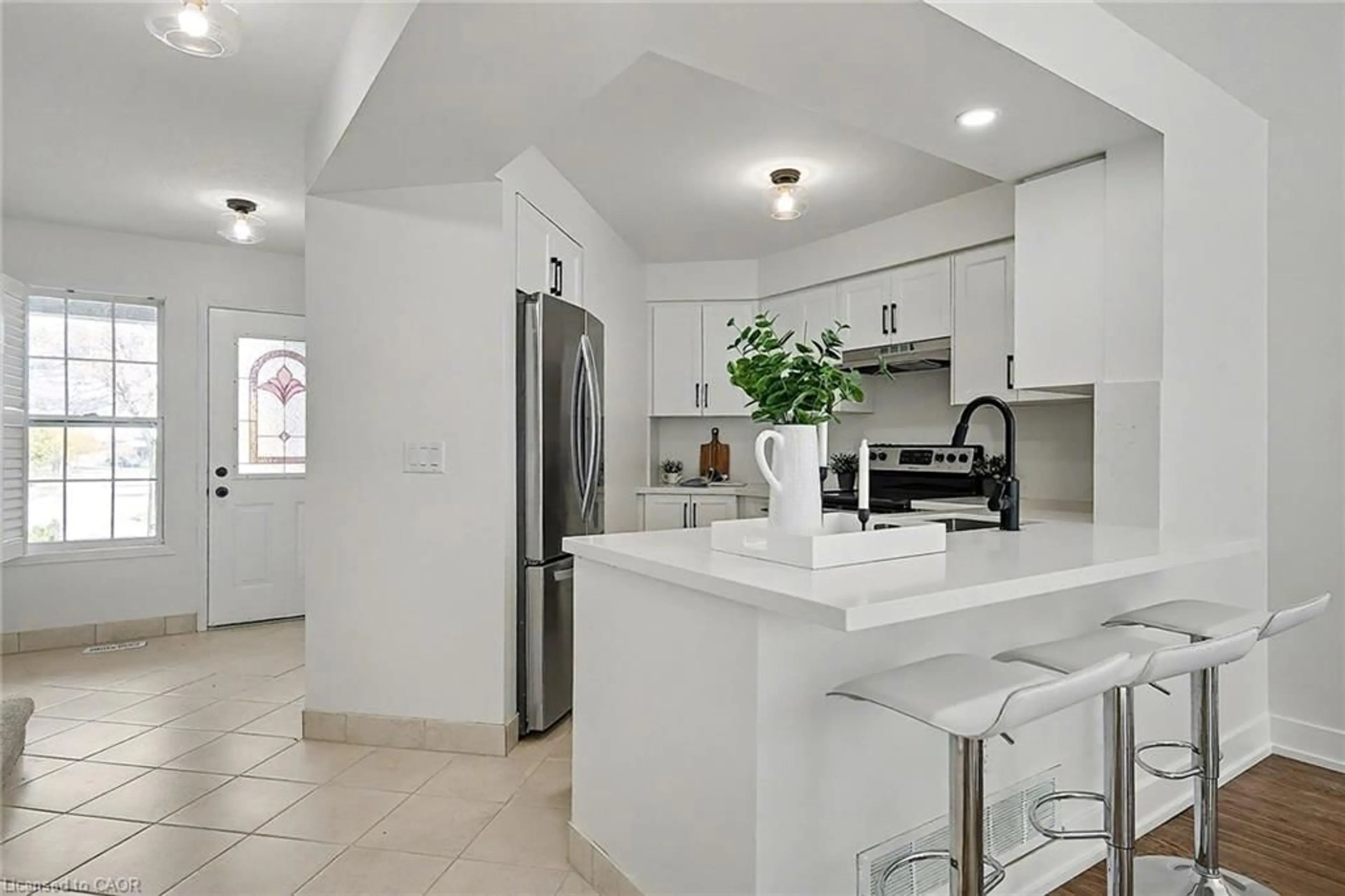 Open concept kitchen, ceramic/tile floor for 519 Mariner Dr, Waterloo Ontario N2K 3Y8